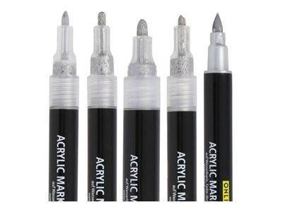 Fünf Acrylfarben-Marker-Stifte mit durchsichtigen Kappen, schwarzen Körpern und unterschiedlichen Spitzenformen, aufrecht auf weißem Hintergrund dargestellt.