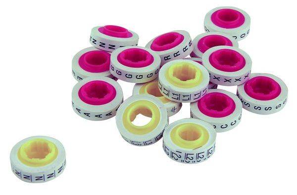 Haufen von kleinen, bunten Perlen oder Ringen mit Buchstaben des Alphabets mit hohlen Zentren, verstreut auf weißem Hintergrund.