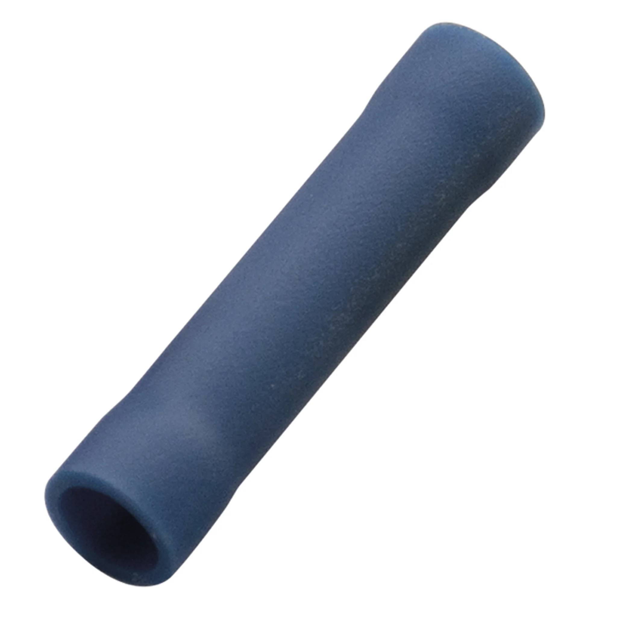 Blauärmel oder Rohr aus zylindrischem Schaum auf weißem Hintergrund, diagonal angewinkelt.