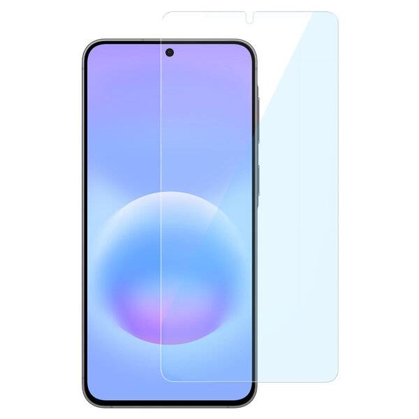 Ein Smartphone mit einer klaren Displayschutzfolie, die über dem Display ausgerichtet ist, auf weißem Hintergrund gezeigt.