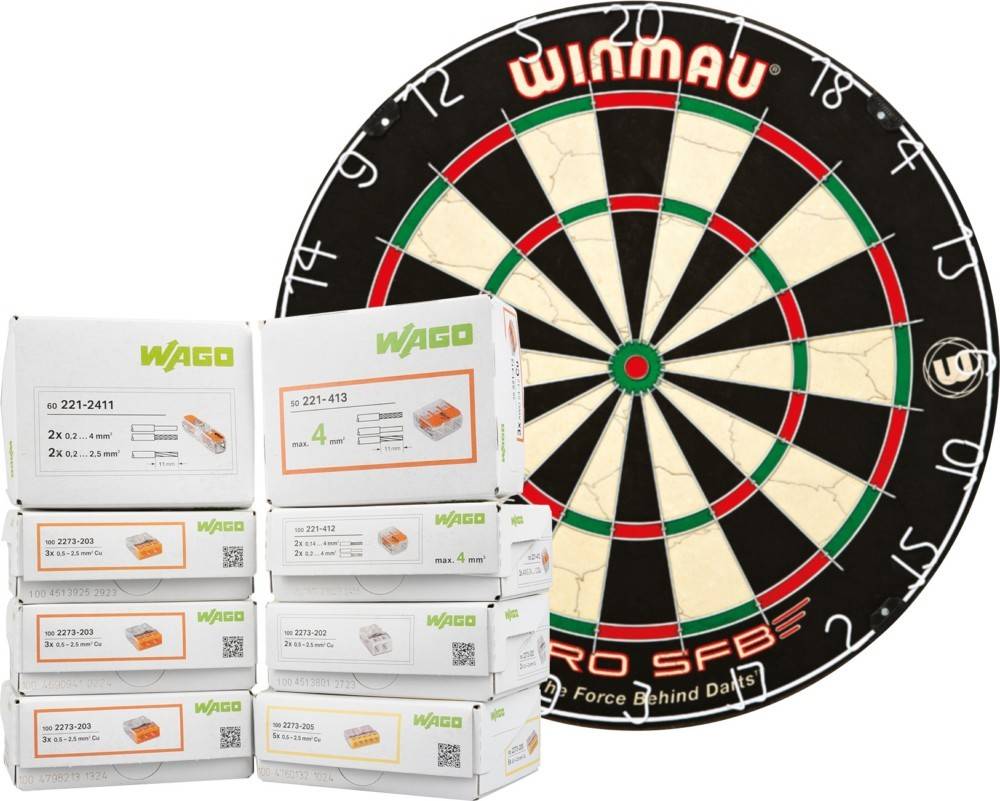 WAGO-Steckverbinder-Produktkästen gestapelt vor einer Winmau-Dartscheibe.