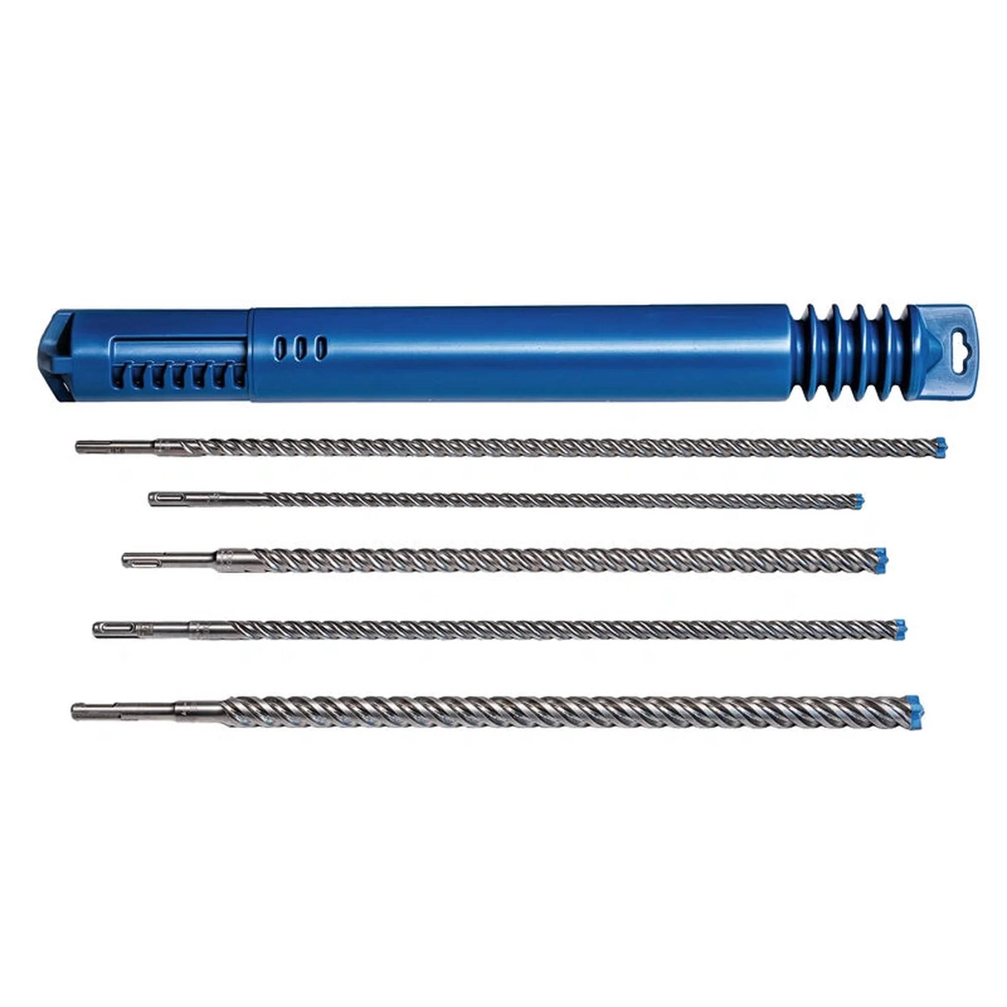 Blauer Rotationshammer mit Verlängerung und vier langen Metallbohrern, die darunter auf weißem Hintergrund angeordnet sind.