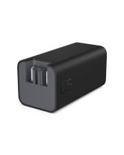 Schwarzer rechteckiger Elektrostecker-Adapter mit grauer Frontplatte und zwei sichtbaren Schlitzen, gezeigt auf weißem Hintergrund.