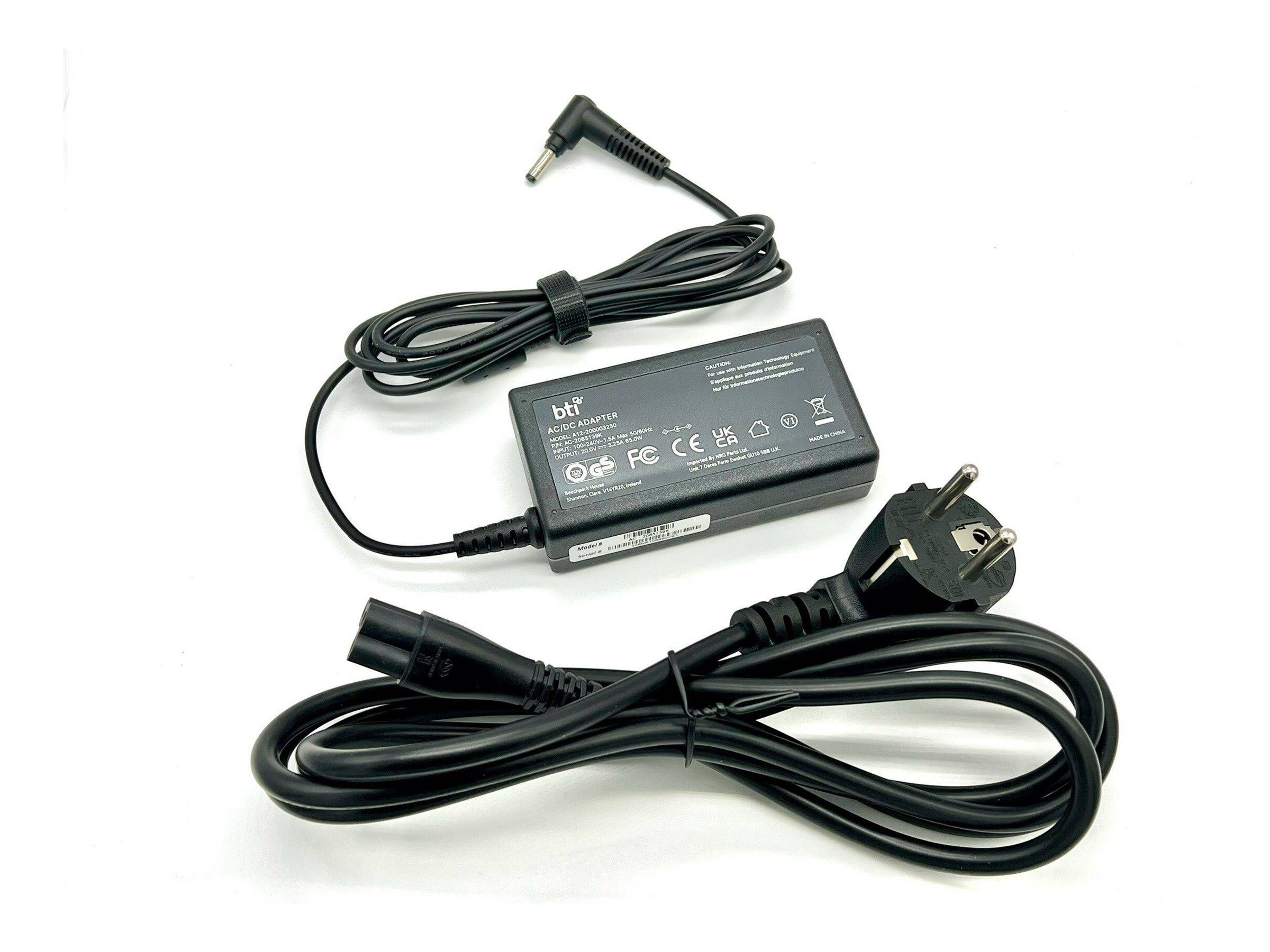 Schwarzer Laptop-Netzadapter mit aufgewickelten Stromkabeln und Steckern auf weißem Hintergrund.
