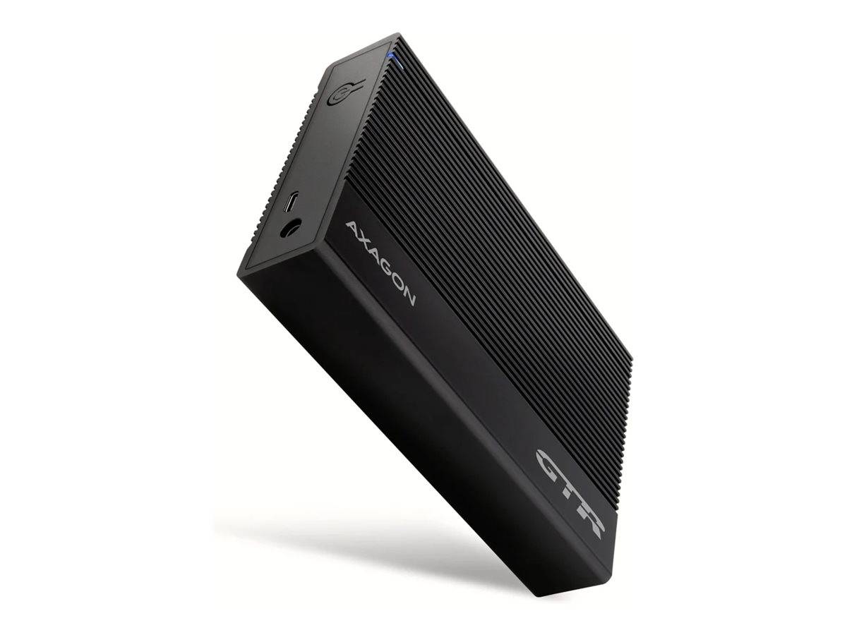 Schwarzes AXAGON externes Laufwerkgehäuse in schrägansicht mit gerippten Seiten, USB-C-Anschluss und Stromversorgungssymbol auf weißem Hintergrund.