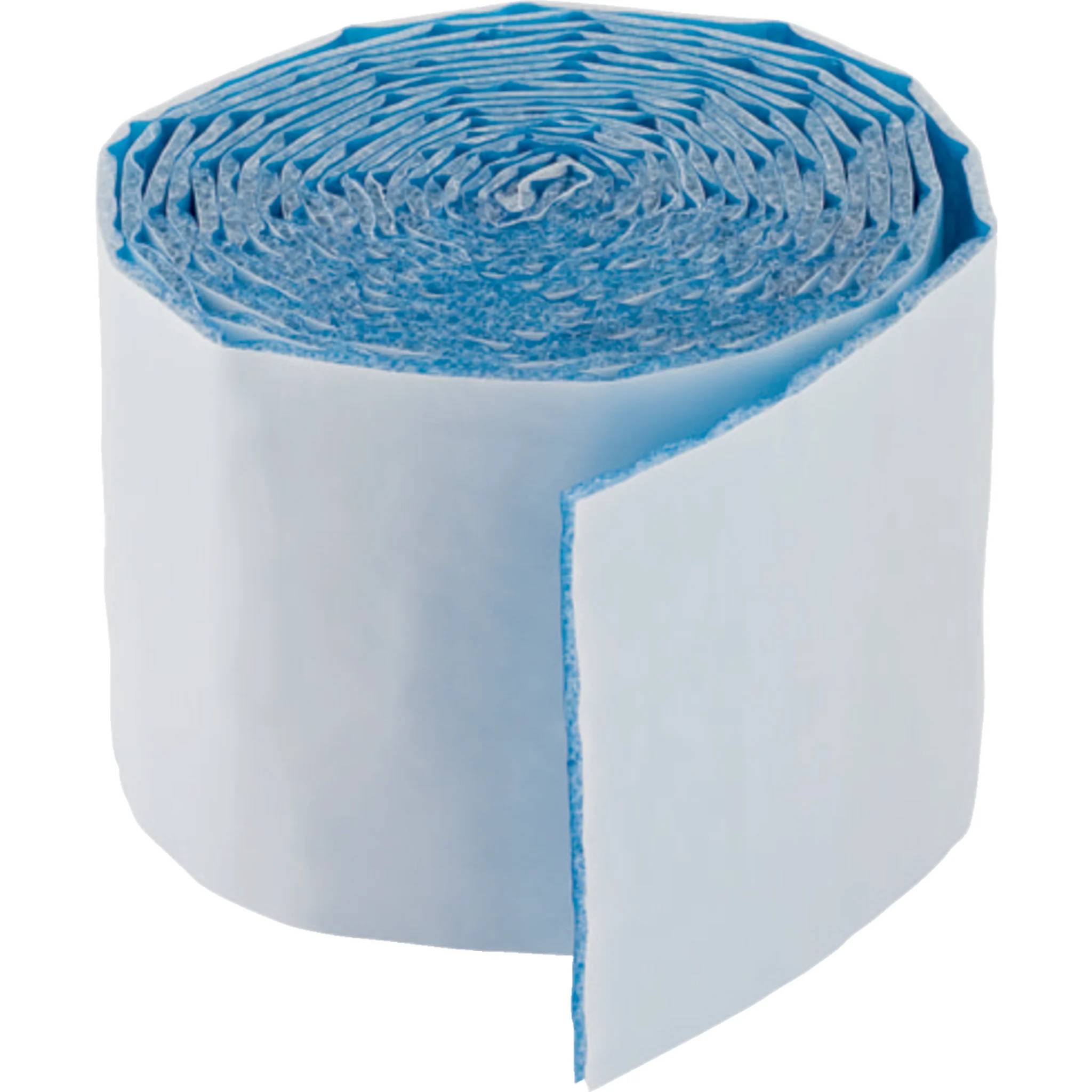 Eine Rolle blaues Klebeband mit einer zurückgezogenen Kante, die die geschichtete Spule und die klebrige Kante zeigt.