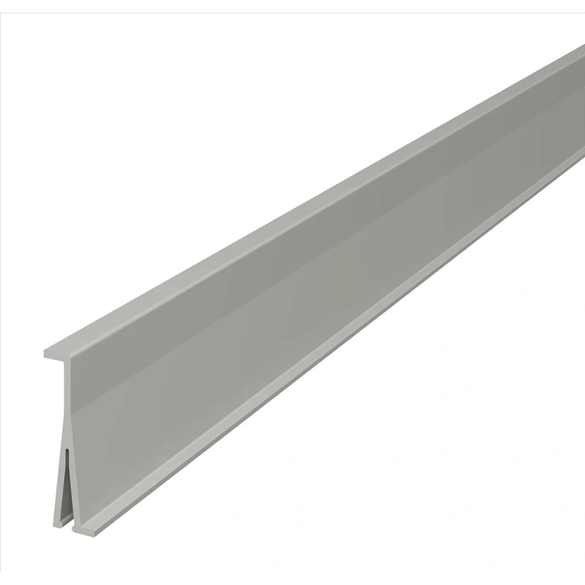 Langer grauer Metallkanal-Träger, diagonal auf weißem Hintergrund dargestellt.