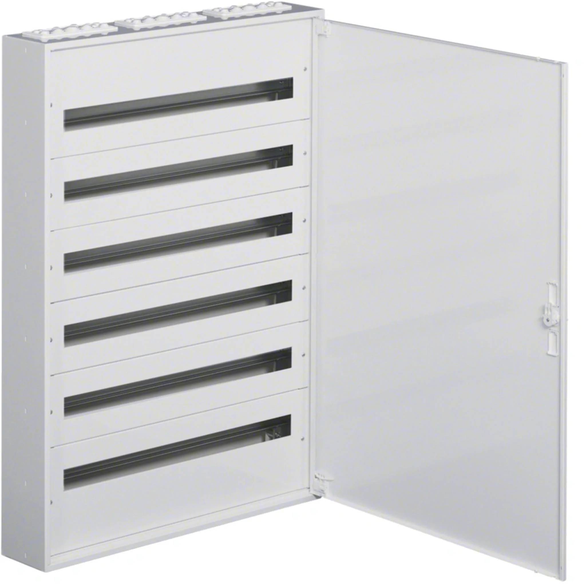 Weißes an der Wand montiertes Elektroschrank aus Metall mit offener Tür und sechs horizontalen belüfteten Schlitzen oder Schubladen innen.