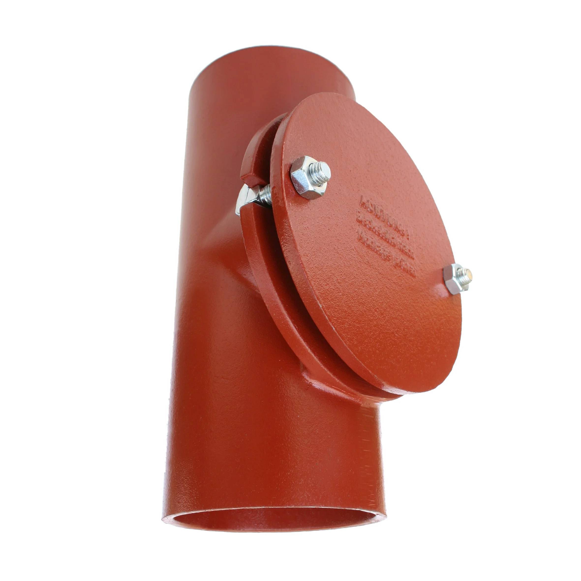 Rotes Metallrohrfitting mit einer runden verschraubten Inspektionsöffnung an der Seite, vor weißem Hintergrund dargestellt.