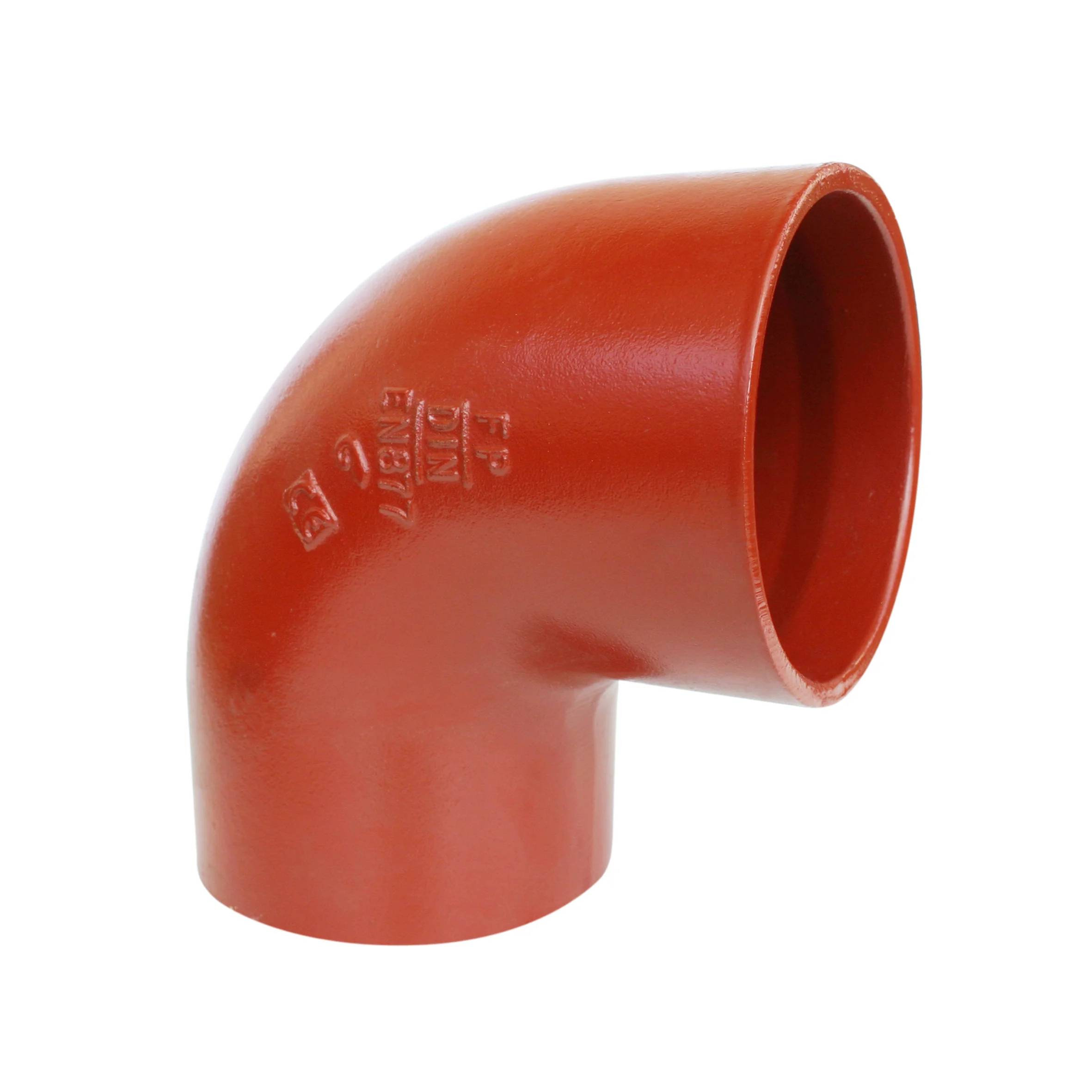 Rotes 90-Grad-Rohrbogen-Fitting auf weißem Hintergrund.
