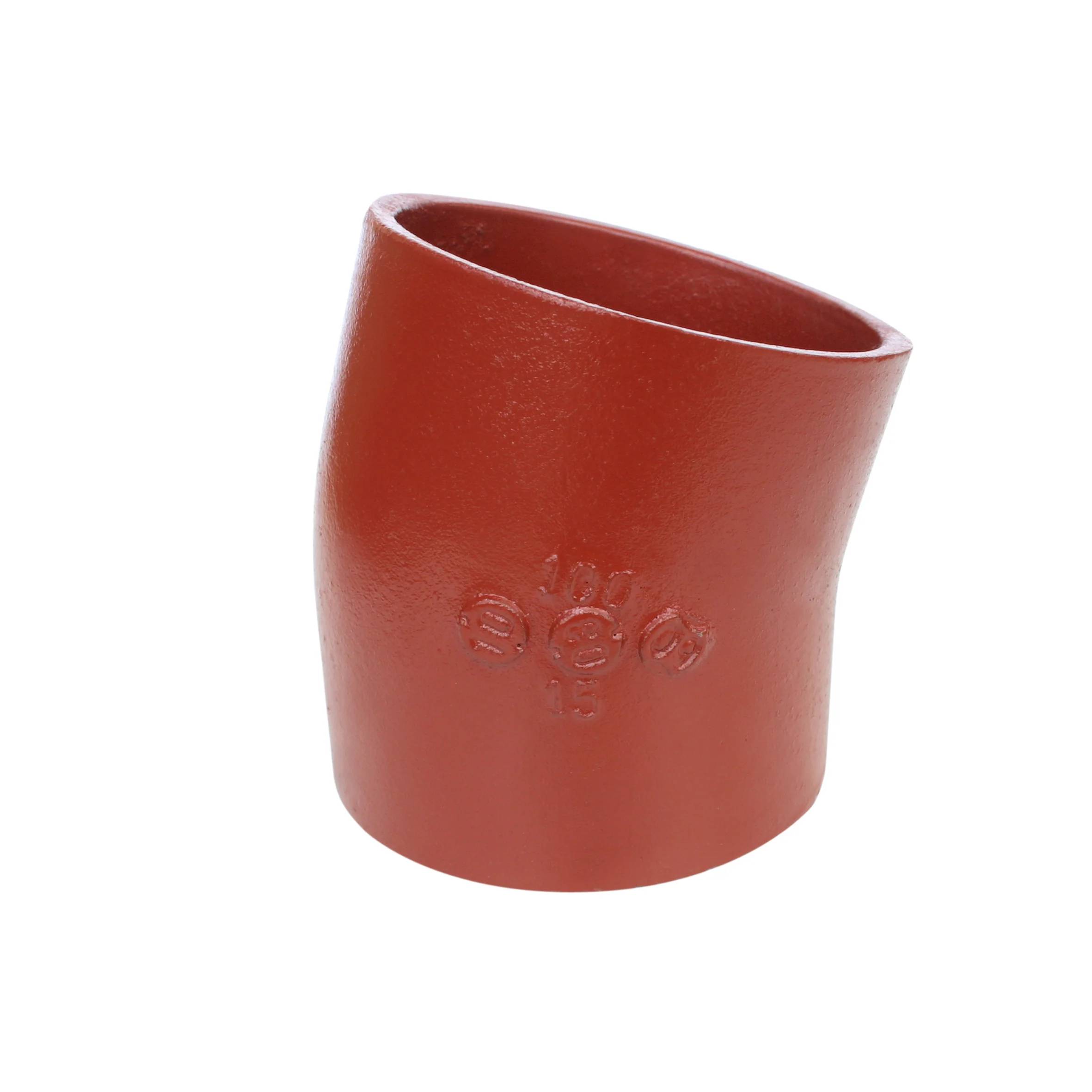 Ein rotes Gummirohrkupplung oder -verbinder, leicht abgewinkelt, auf weißem Hintergrund gezeigt.
