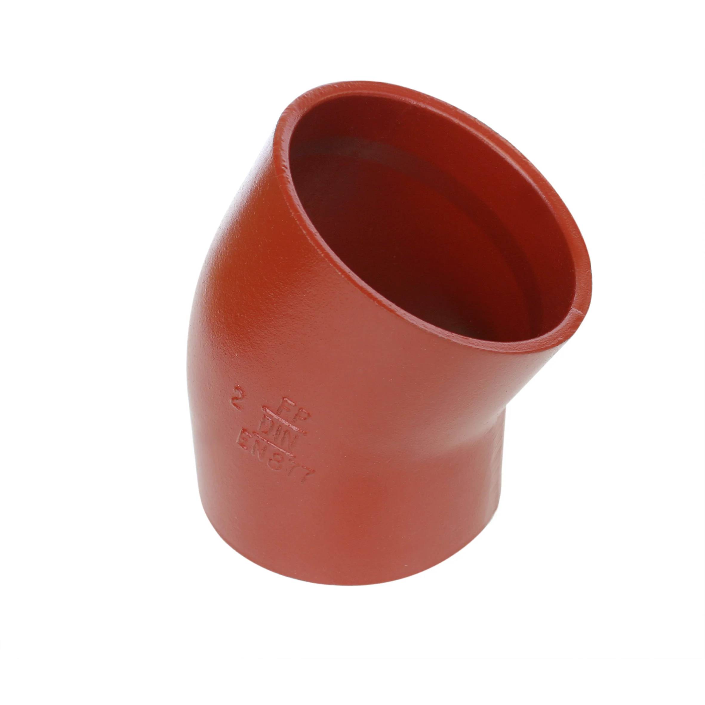 Rotes abgewinkeltes Rohrbogen-Anschlussstück auf weißem Hintergrund.