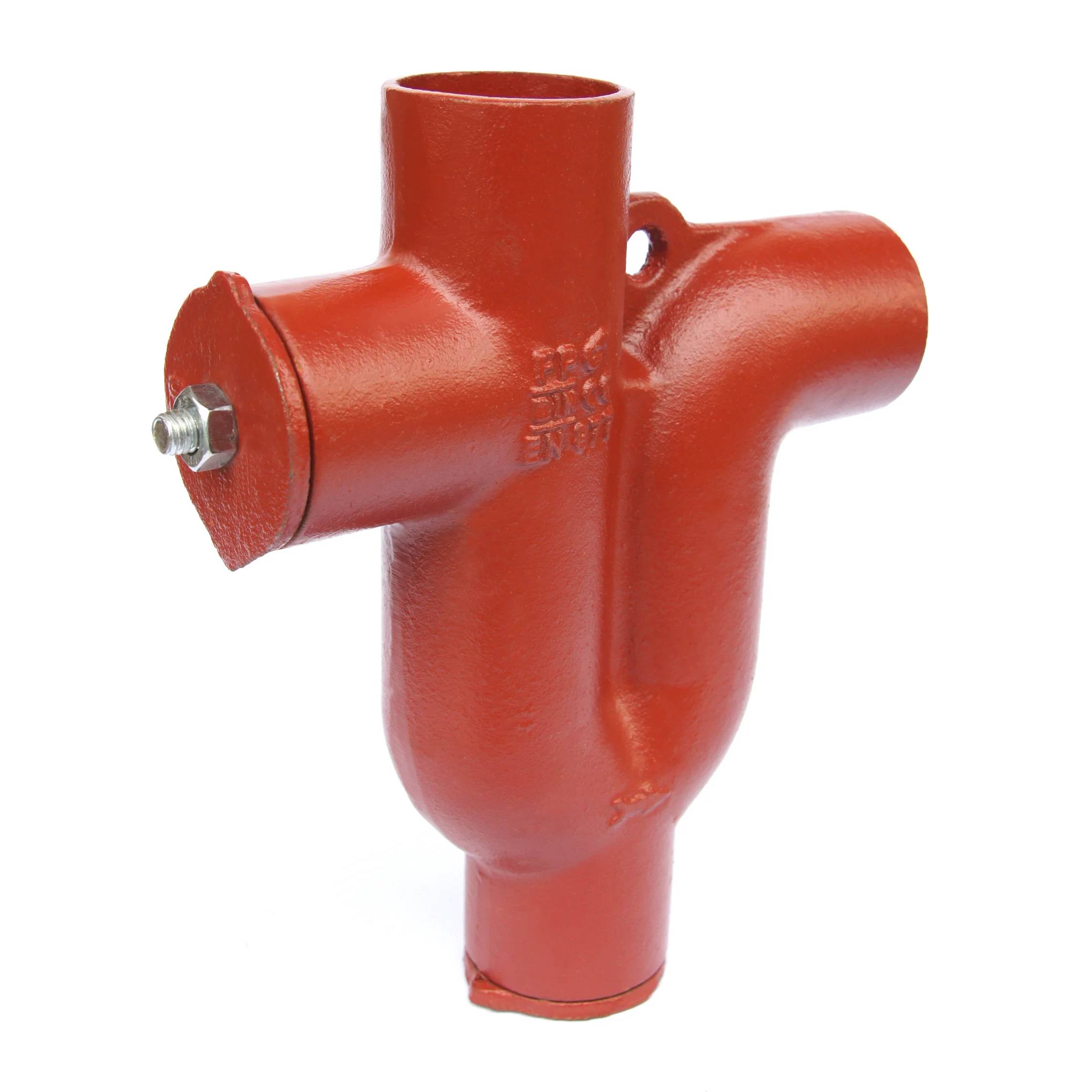 Rotes Gussrohrfitting mit drei Öffnungen, auf weißem Hintergrund dargestellt.
