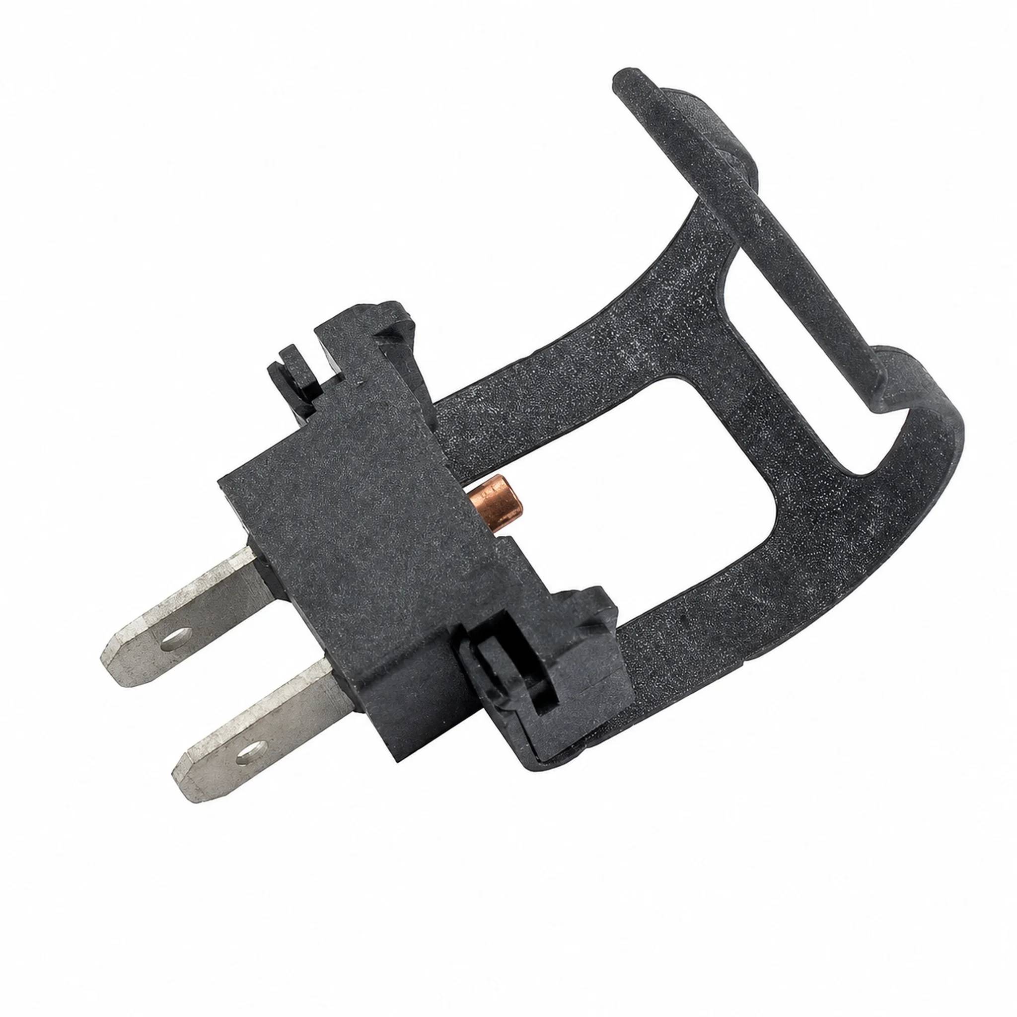 Schwarzer Kunststoff-Elektroschalter oder Stecker mit zwei Metallstiften auf weißem Hintergrund.