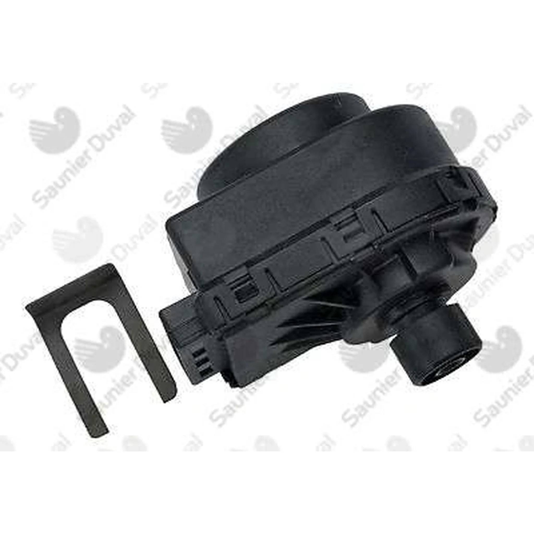 Schwarze Kunststoff-Automotivsensor- oder Ventilbaugruppe mit Montageclip, isoliert auf weißem Hintergrund dargestellt.
