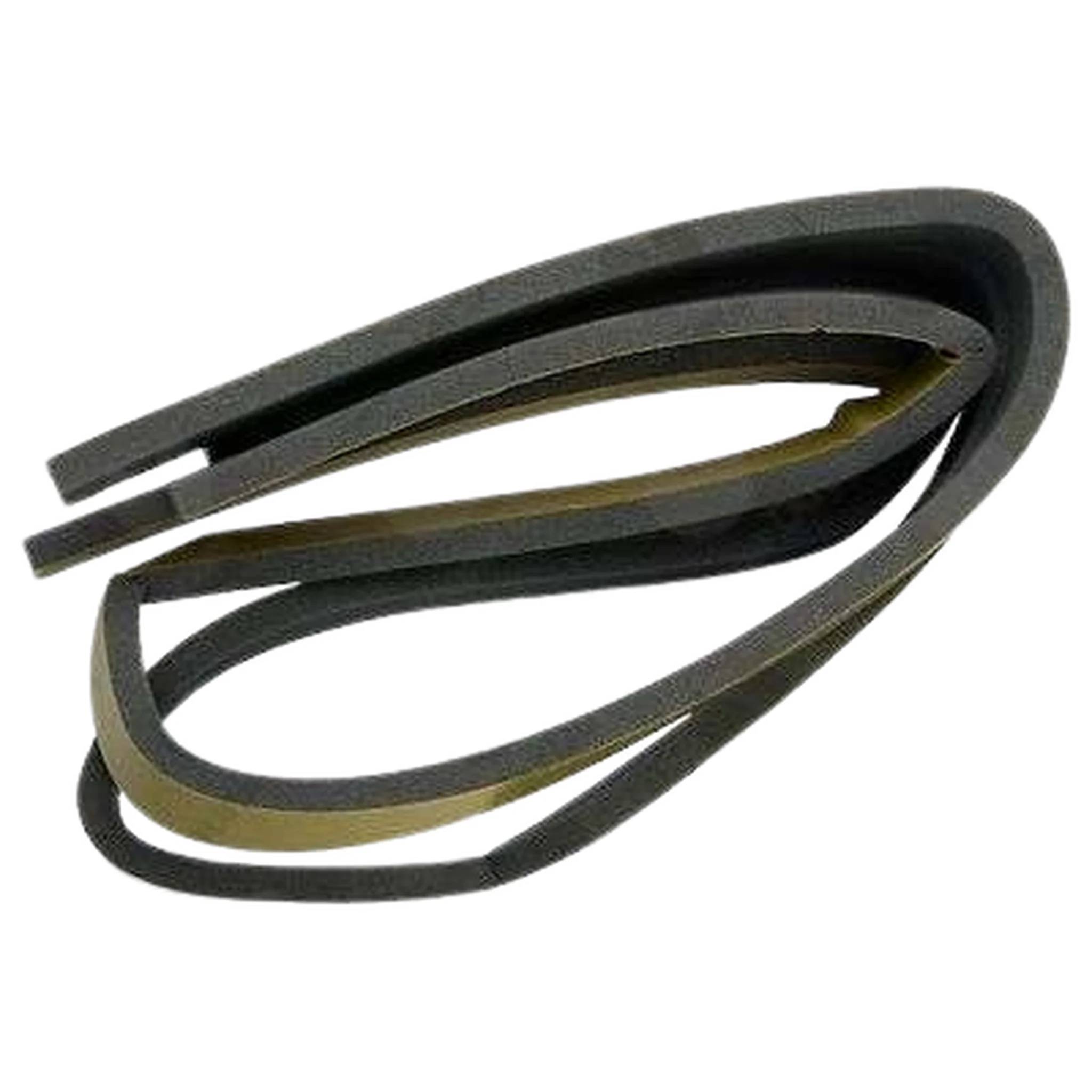 Aufgerollter schwarz-oliv gefärbter flexibler Gürtel oder Streifen auf weißem Hintergrund.