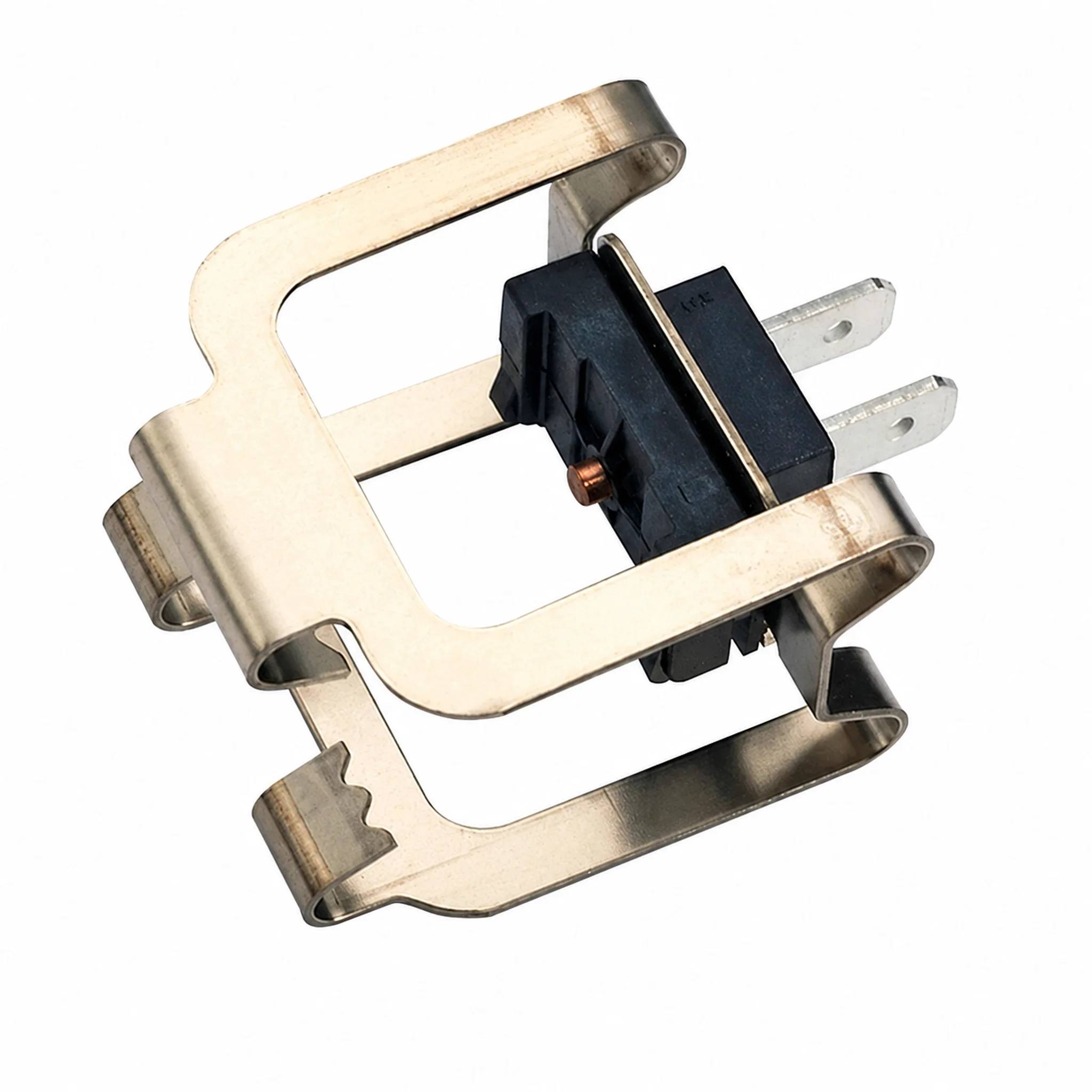 Metallischer Stromstecker oder Verbinder mit zwei Zacken und einer schwarz isolierten Mitte auf weißem Hintergrund.