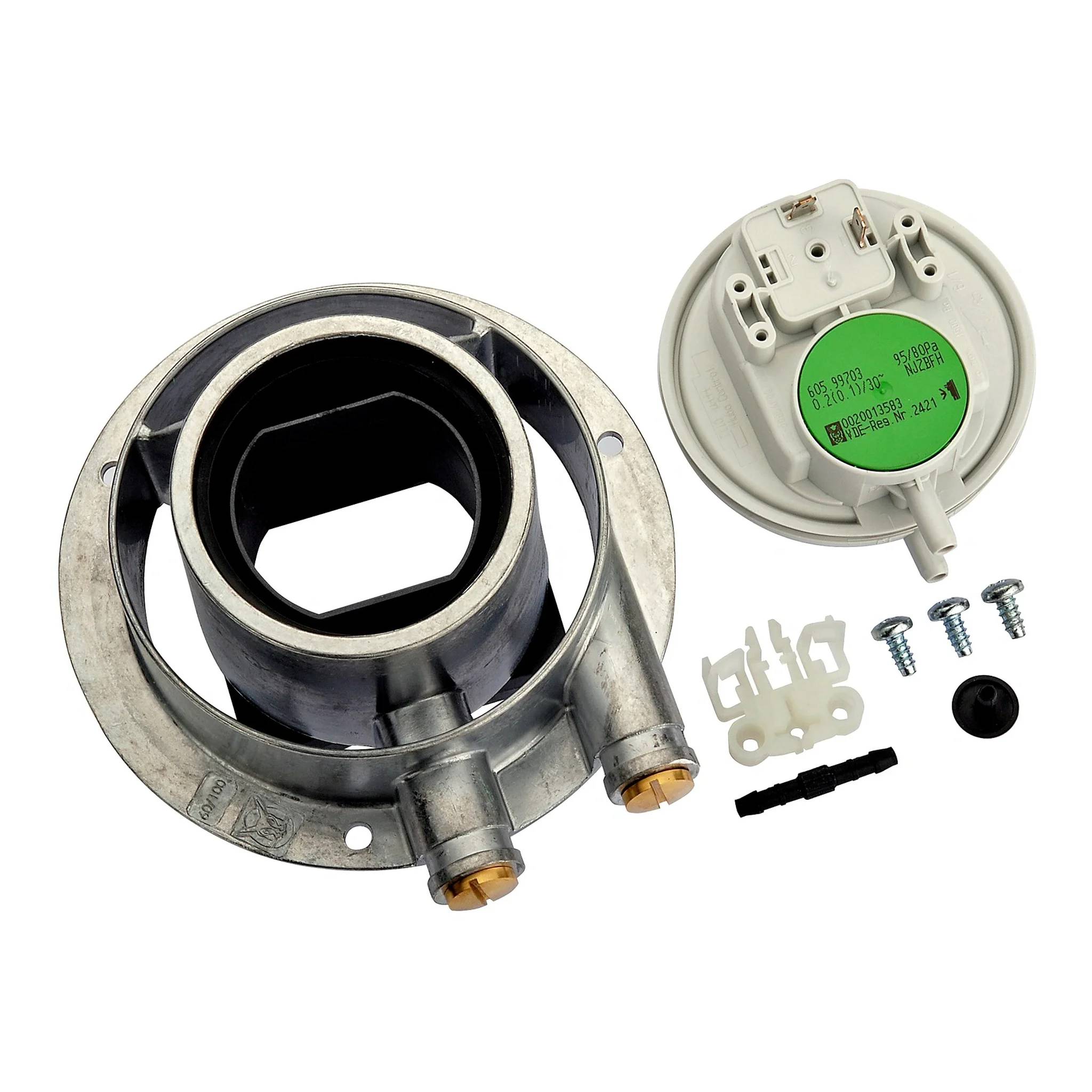 Ein Mechanikteil-Set mit einer metallischen kreisförmigen Brenneranordnung, einem runden Sensorgerät, Schrauben, Dichtungen und kleinen Verbindungsstücken auf weißem Hintergrund.