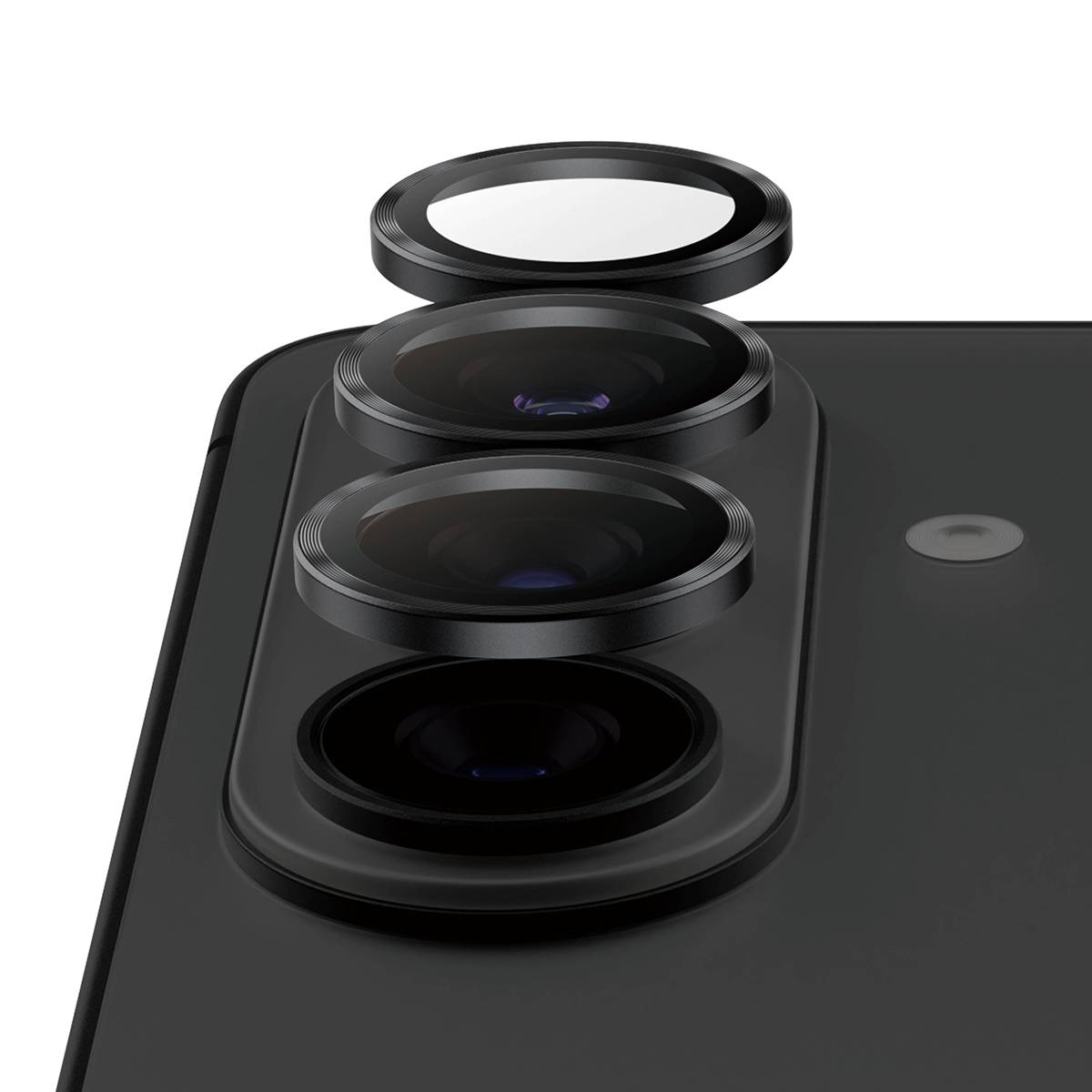 Nahaufnahme eines Smartphone-Kameramoduls mit drei Linsen und einem Blitz, dargestellt in Schwarz.