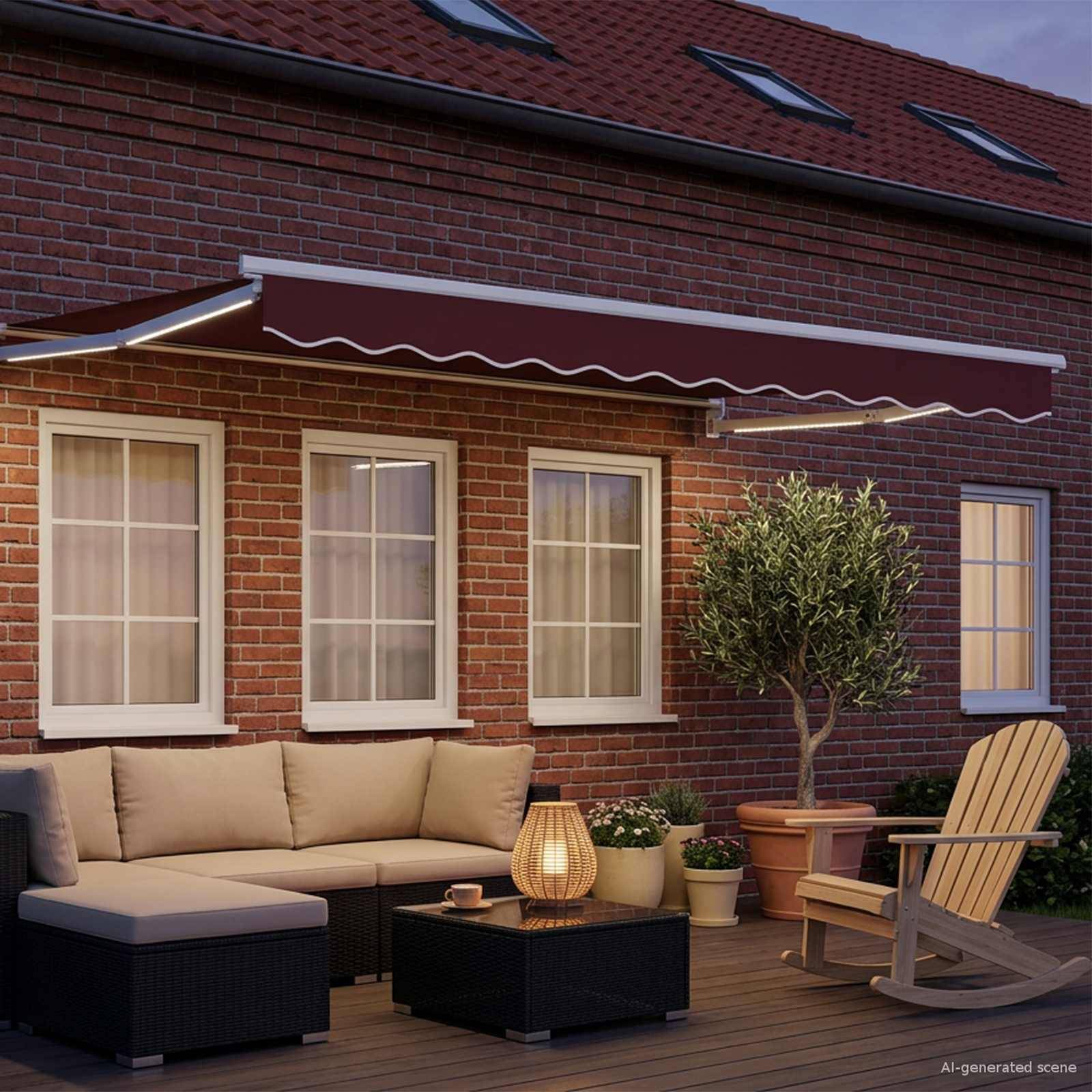 Gemütliche Hinterhofterrasse mit beigem Ecksofa, Couchtisch, Schaukelstuhl, Topfbaum und Markise neben einem Backsteinhaus in der Dämmerung.