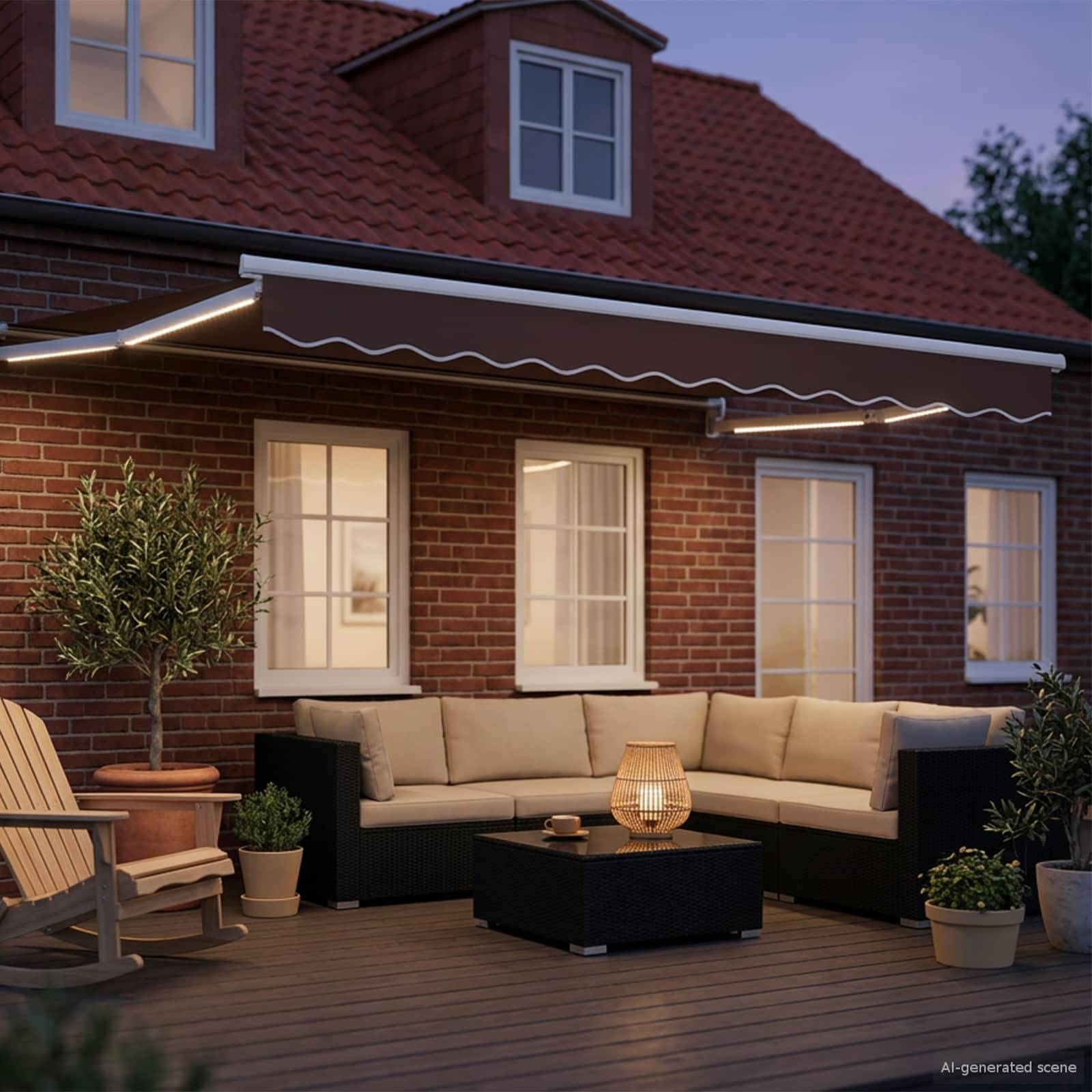Terrasse im Freien mit einem L-förmigen Sofa, Couchtisch, Blumenkübeln und einer beleuchteten ausfahrbaren Markise, die an einem Backsteinhaus befestigt ist, in der Dämmerung.