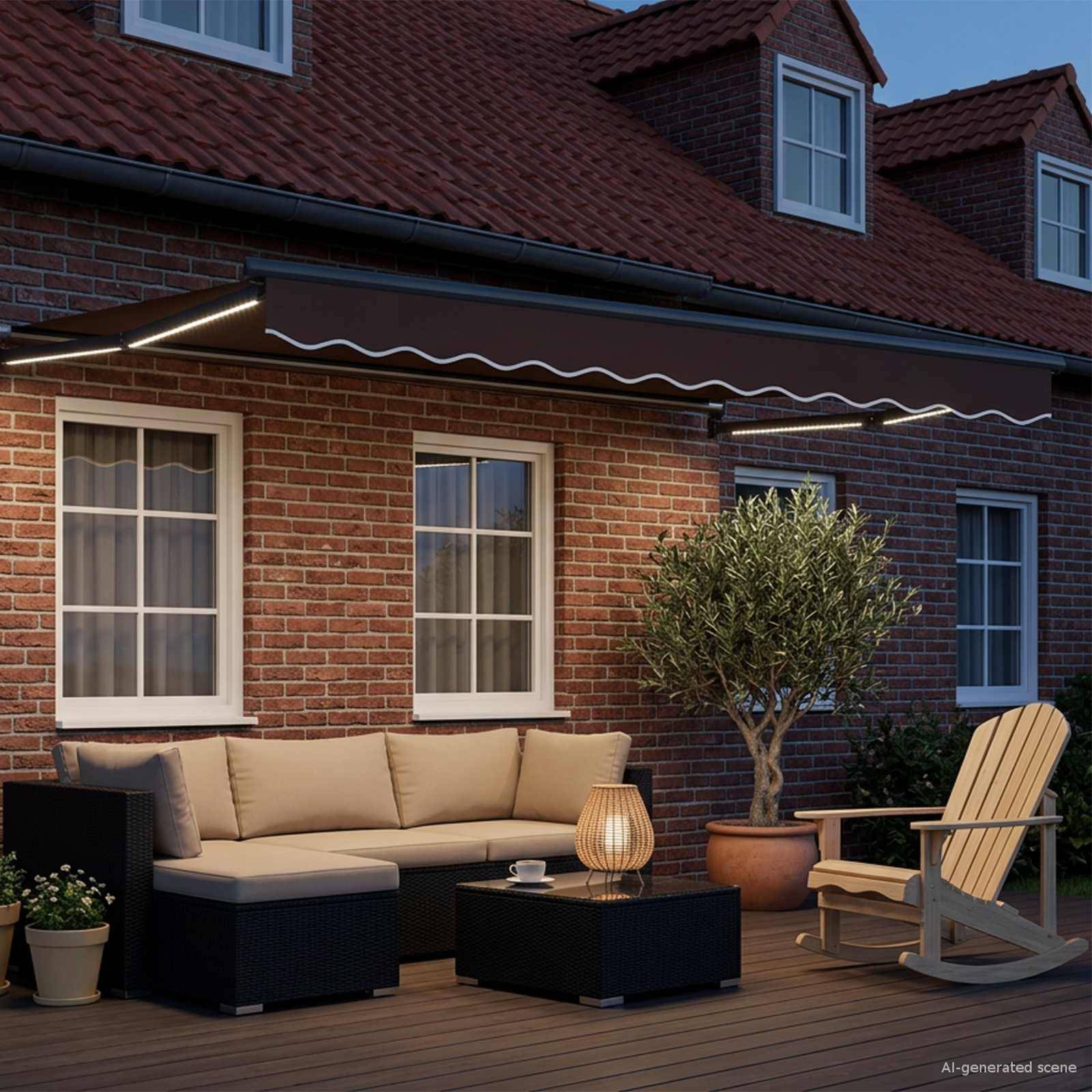 Hinterhof-Terrasse mit einem L-förmigen Sofa, Couchtisch, Schaukelstuhl, Topfbaum und beleuchteter Markise unter einem Backsteinhaus in der Dämmerung.