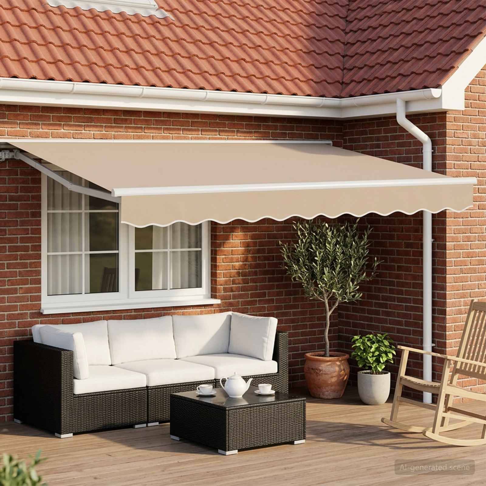 Terrasse im Freien mit einem beigen einziehbaren Markise über einem Backsteinhaus, die ein Korbsofa, einen Couchtisch, Topfpflanzen und einen Schaukelstuhl bedeckt.