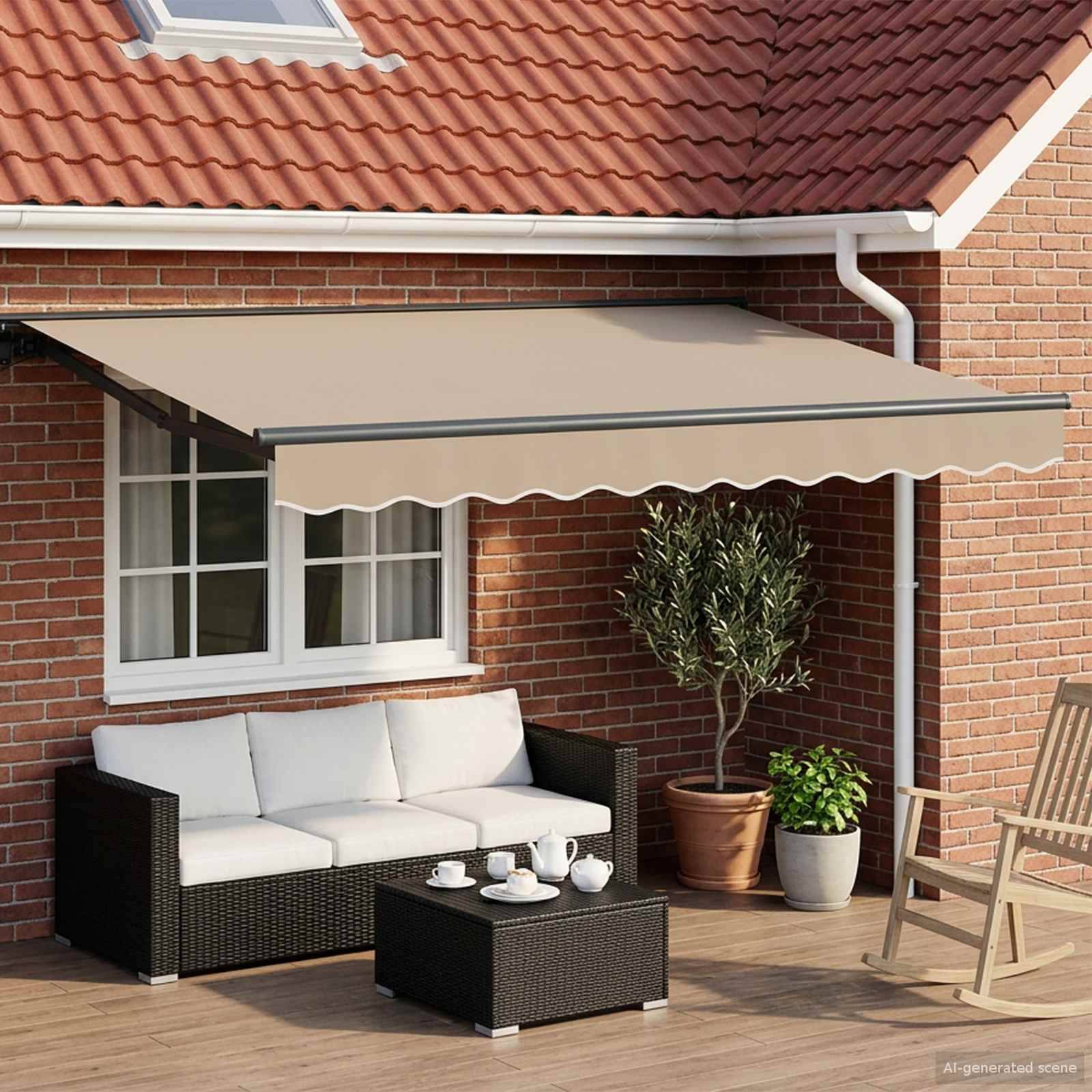 Outdoor-Terrasse mit einem beigen einziehbaren Markise über einem Backsteinhaus, das ein Sofa, einen Couchtisch, einen Schaukelstuhl und Topfpflanzen beschattet.
