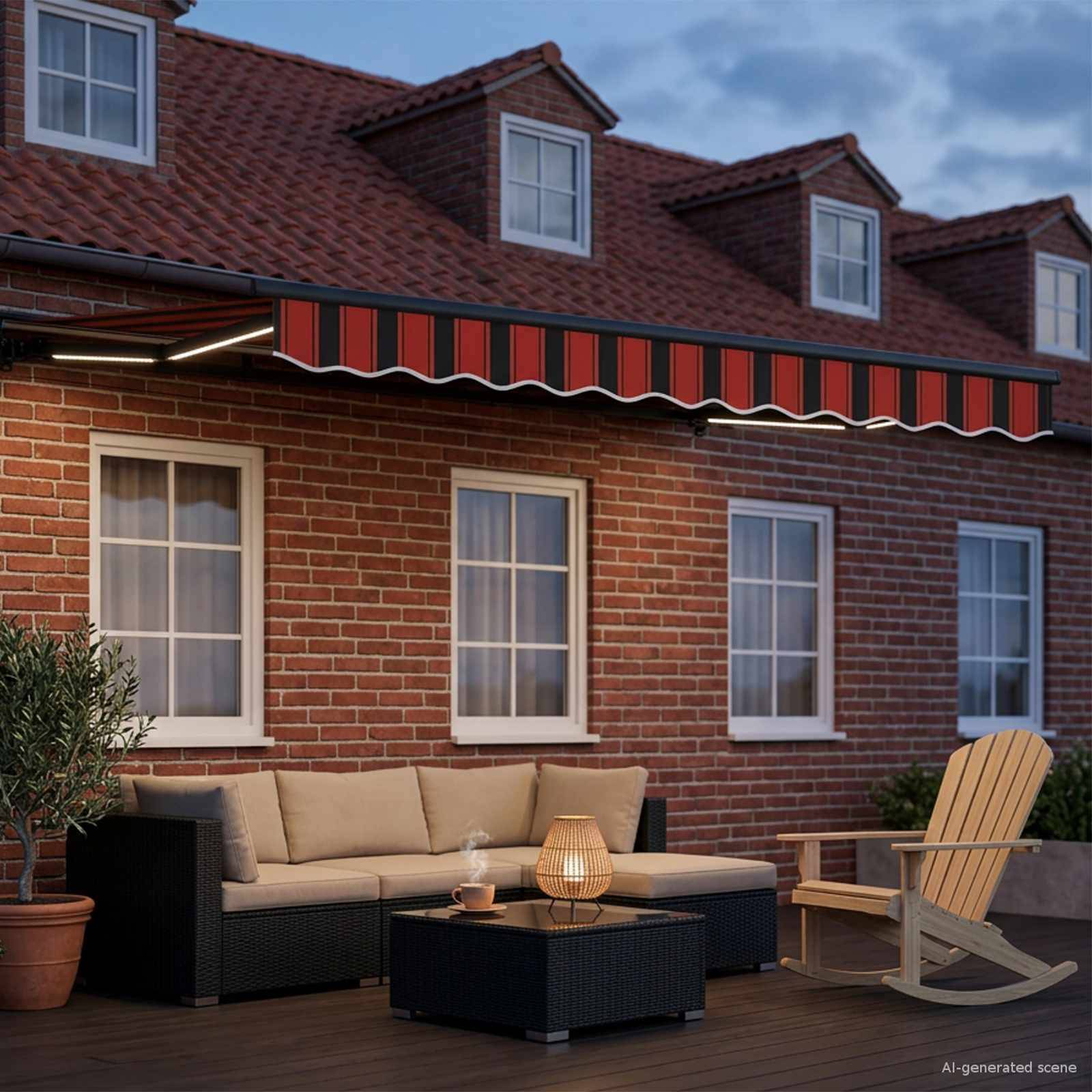 Backsteinhaus-Terrasse bei Dämmerung mit beigem Outdoor-Sofa, Couchtisch, Topfpflanzen und Holzschaukelstuhl unter einer gestreiften Markise.