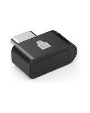 Schwarzer USB-C-Stecker-Adapter mit einem kleinen weißen Symbol oben, auf einem einfachen weißen Hintergrund dargestellt.