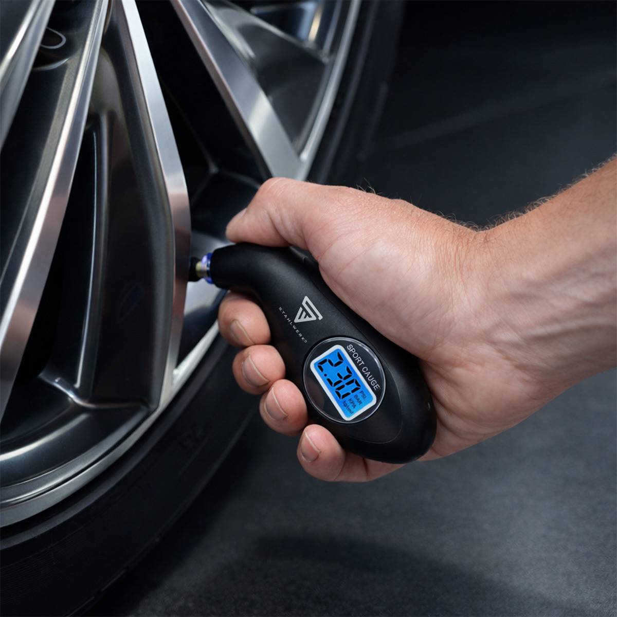 STAHLWERK Radwechsel Set für PKW mit Reifendruckmesser Kniekissen Profilmesser