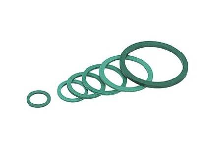 Satz grüner Gummi-O-Ringe in absteigenden Größen diagonal auf weißem Hintergrund angeordnet.