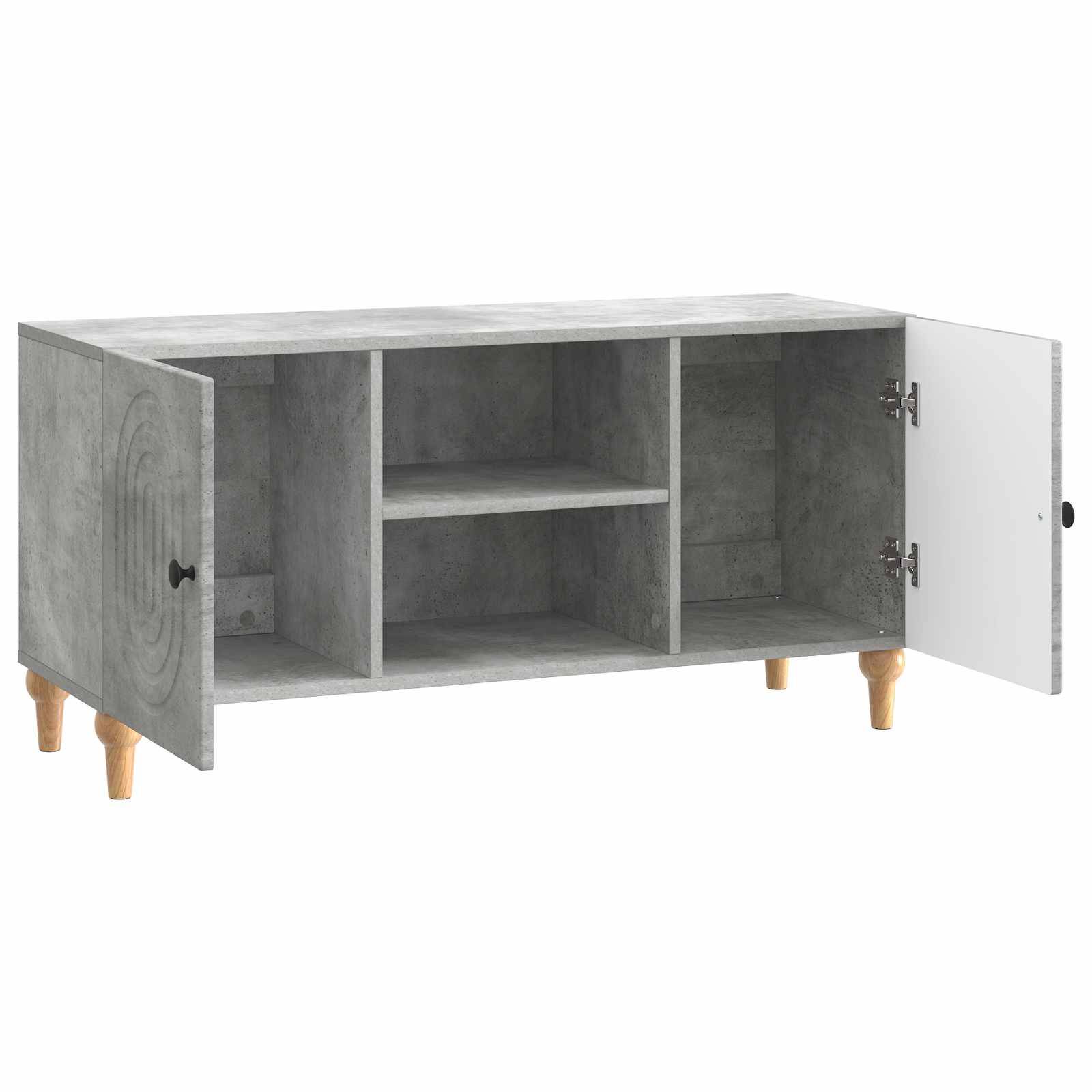 Grauer Holz-TV-Schrank mit zwei offenen Türen, die drei innere Fächer und kurze Holzbeine auf weißem Hintergrund zeigen.