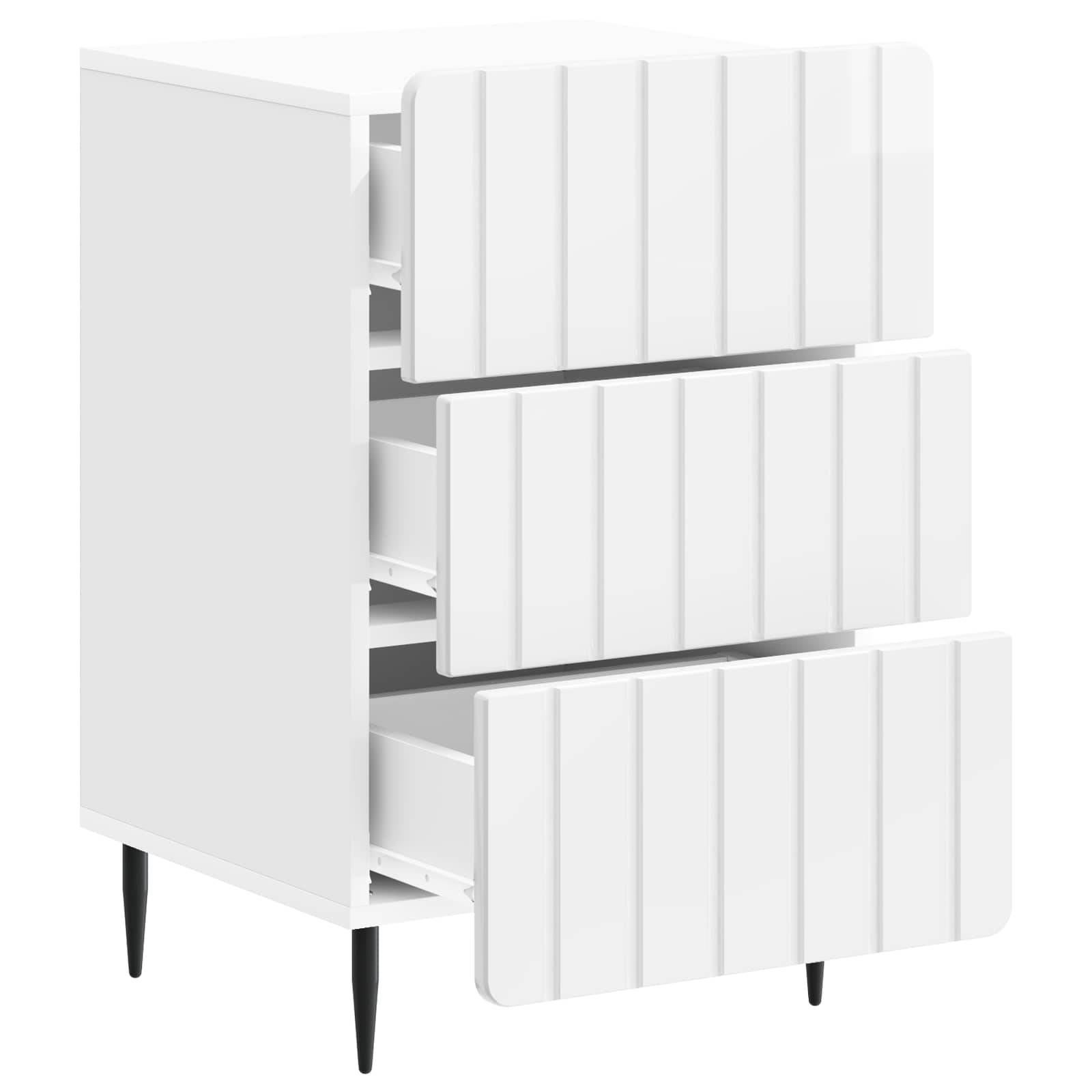 Weiße moderne dreischubladige Kommode mit vertikalen Paneelfront und schwarzen konisch zulaufenden Beinen, in leicht schräger Ansicht mit teilweise offenen Schubladen.
