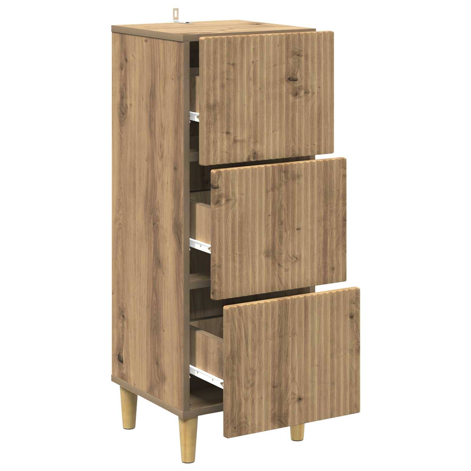 Hohes Holzschrank mit drei offenen Schubladen, auf weißem Hintergrund dargestellt.