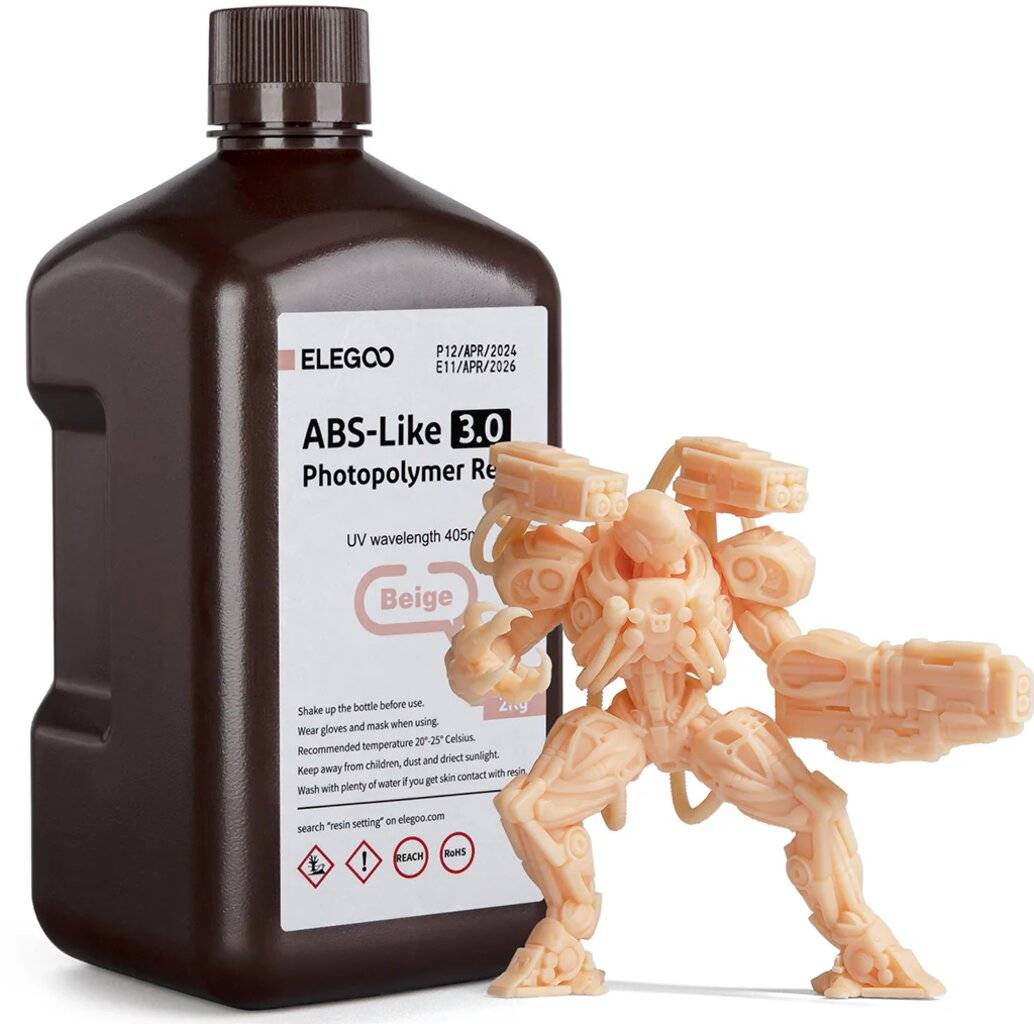 Flasche von ELEGOO ABS-Like 3.0 beigefarbenem Photopolymer-Harz neben einer kleinen beigefarbenen 3D-gedruckten Roboterfigur.