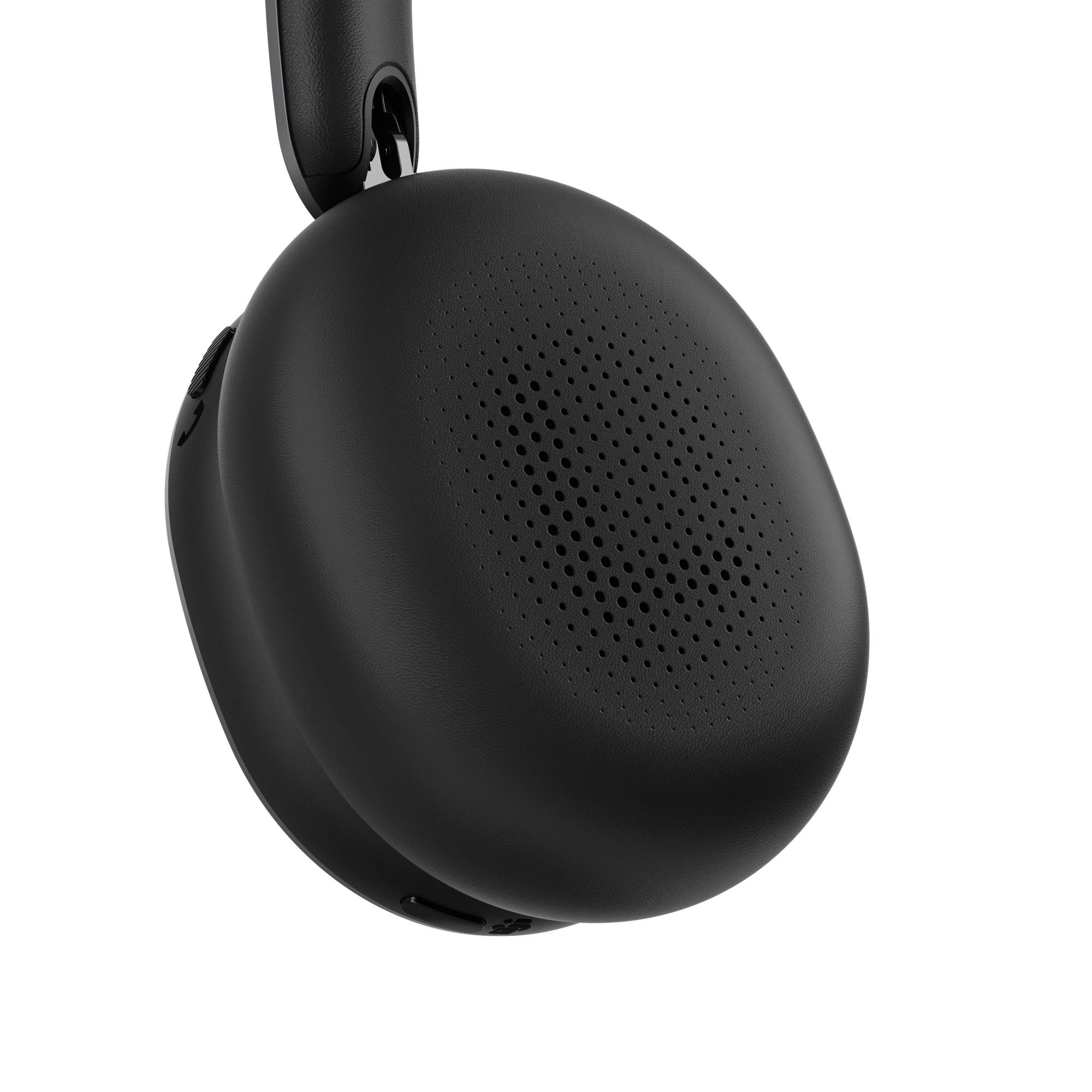 Schwarze Over-Ear-Kopfhörer mit abgerundeter, perforierter Ohrmuschel vor dunklem Hintergrund gezeigt.