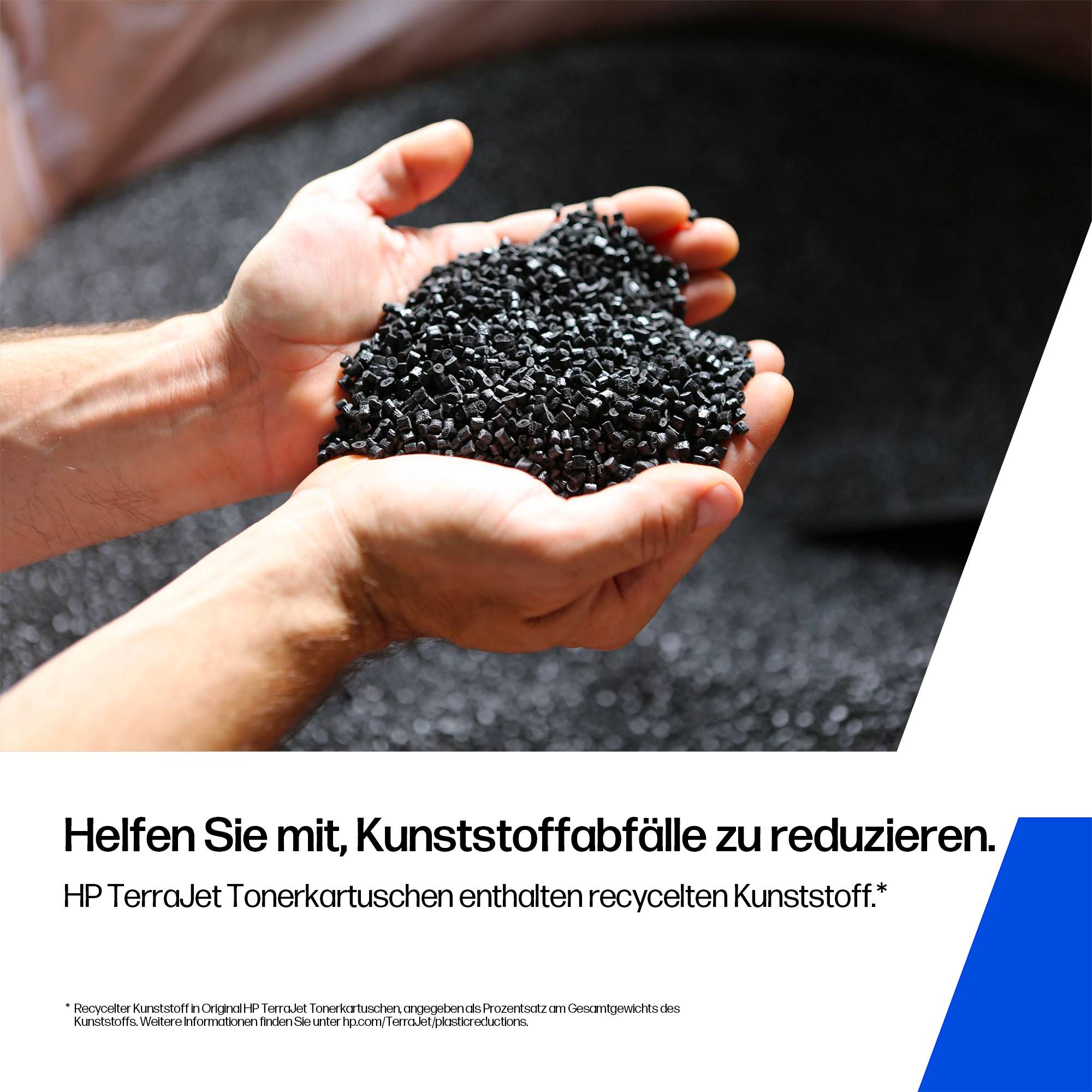 Hände halten schwarze Kunststoffpellets, mit deutschem Text, der besagt „Helfen Sie, Kunststoffabfall zu reduzieren