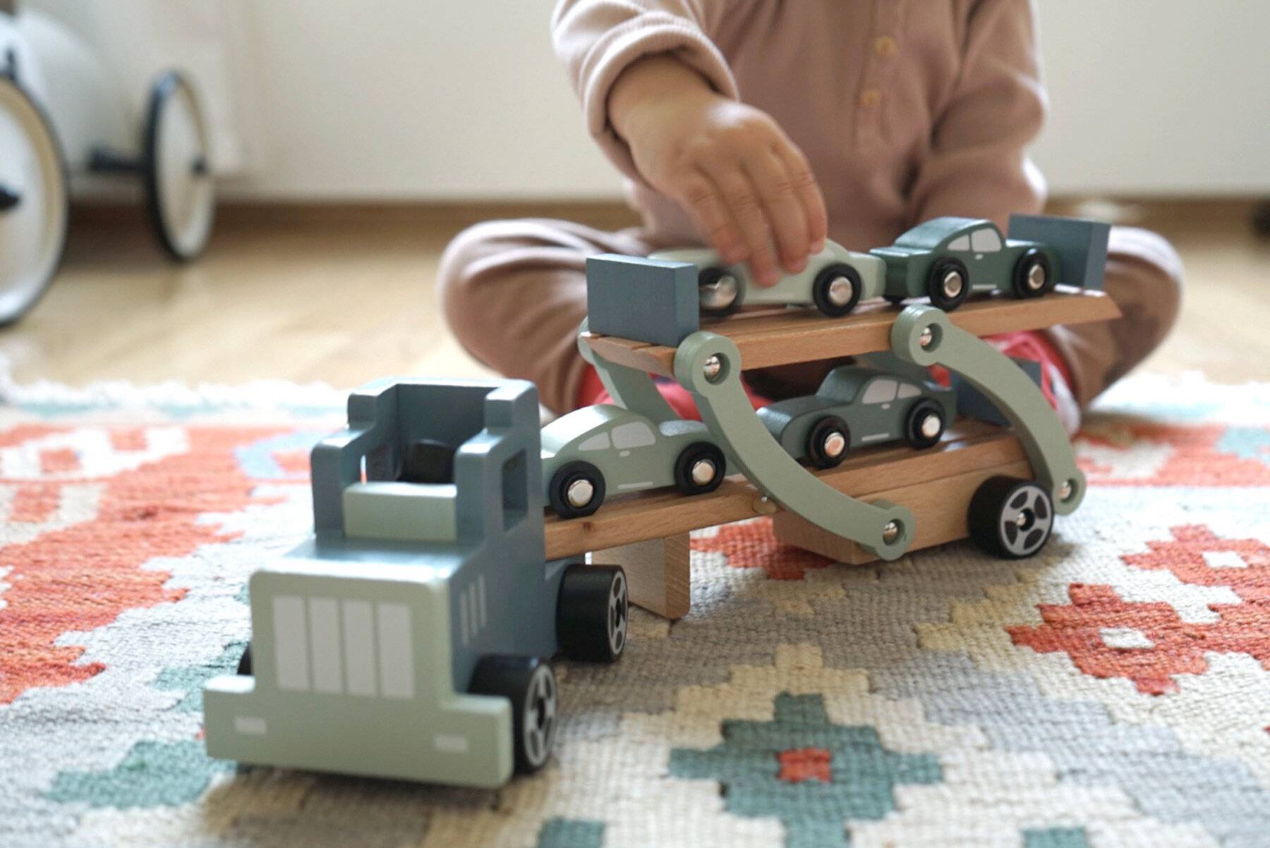 small foot Autotransporter Chicago aus Holz, mit beweglicher Laderampe
