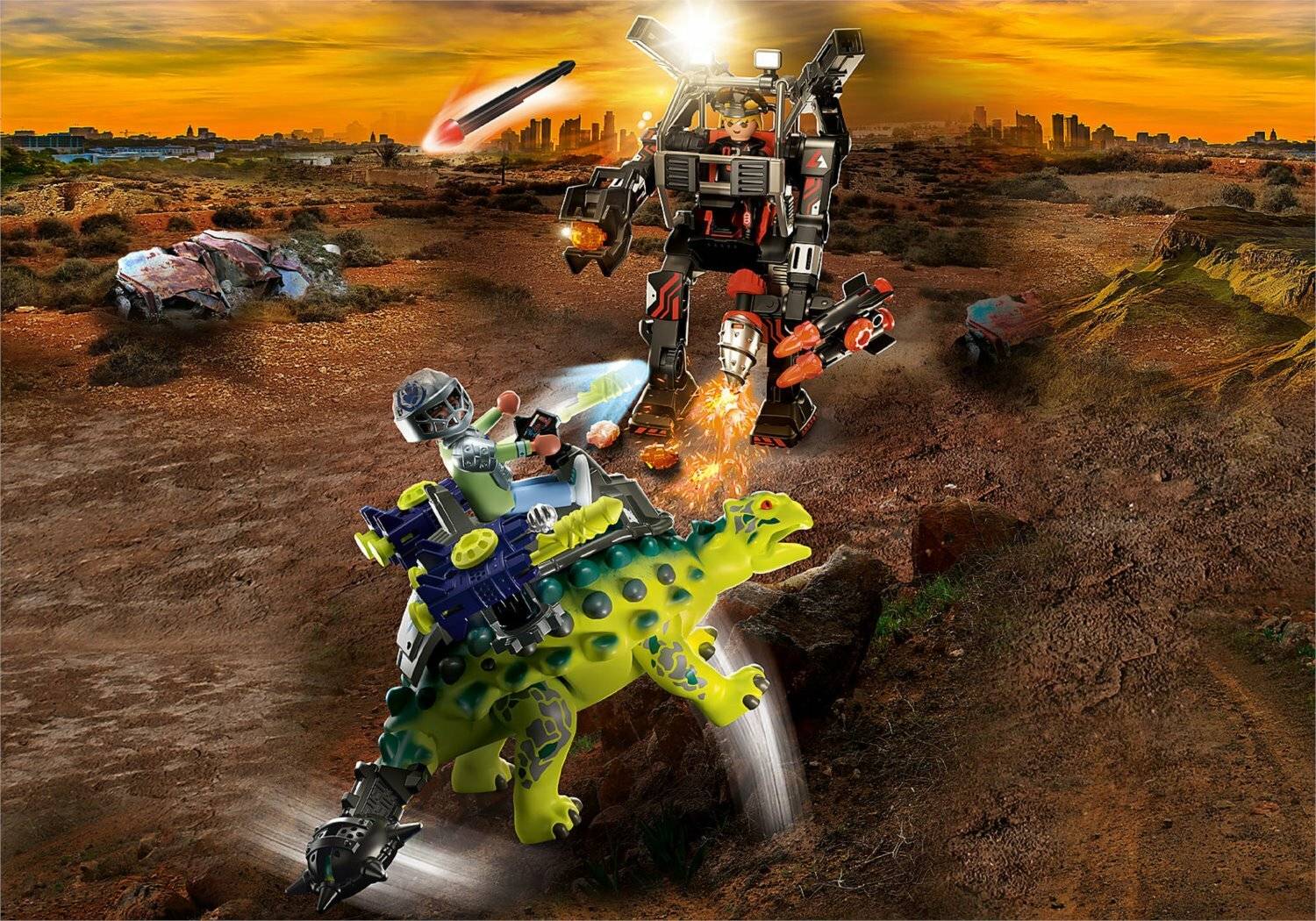 Spielzeug-Science-Fiction-Kampfszene mit einem Reiter auf einem grünen Dinosaurier, der einem größeren gepanzerten Roboter in einer felsigen Wüste bei Sonnenuntergang gegenübersteht.