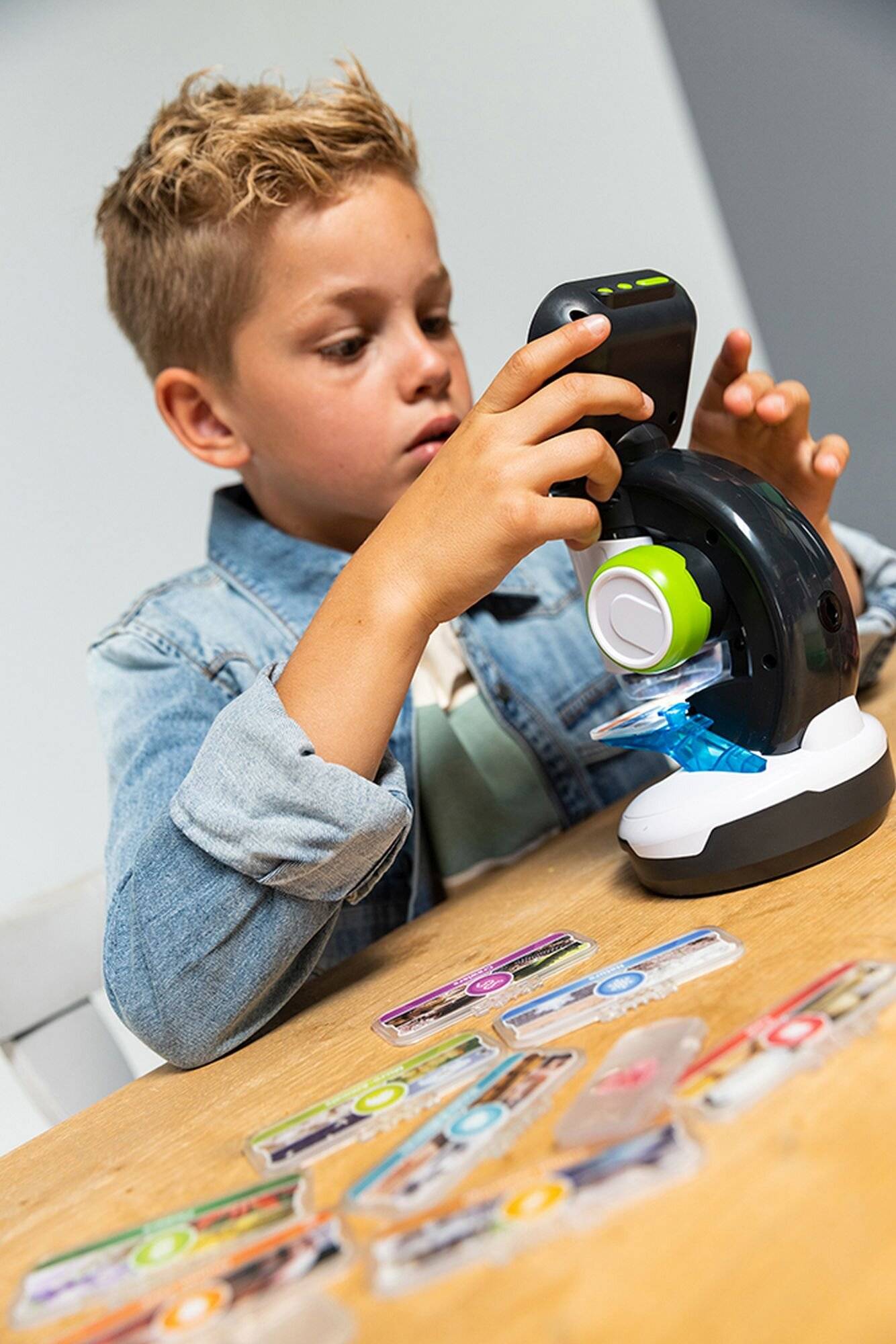 VTech Interaktives Video-Mikroskop, Experimentierkasten