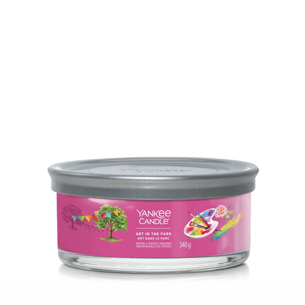 Ein Yankee Candle Glaskerzenprodukt mit silbernem Deckel und rosa Etikett mit der Aufschrift „Art in the Park