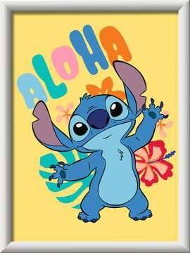Cartoon-Figur Stitch steht lächelnd und winkend vor buntem "ALOHA""-Text auf gelbem Hintergrund mit tropischen Blüten.