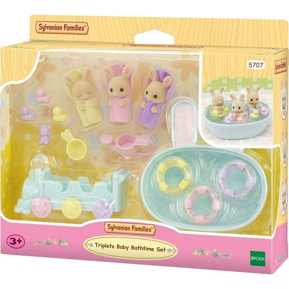 Sylvanian Families 'Triplets Baby Bathtime Set' Spielzeugpackung mit drei Babytier-Figuren, Badezubehör und Badewanne in gelb-rosa Verpackung.