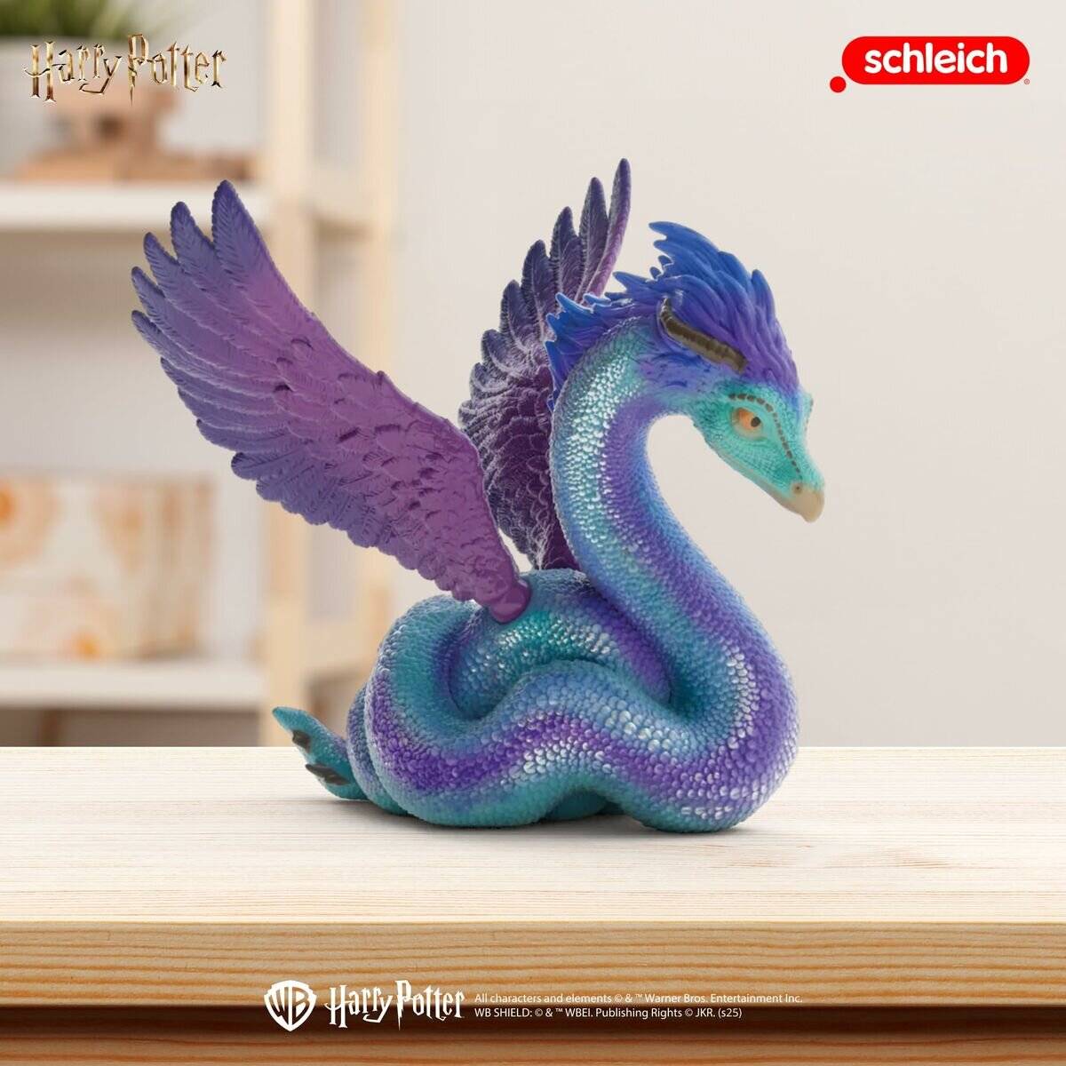 Lila und blaugrüne geflügelte Drachenfigur auf einem Regal, Marke Harry Potter und Schleich.