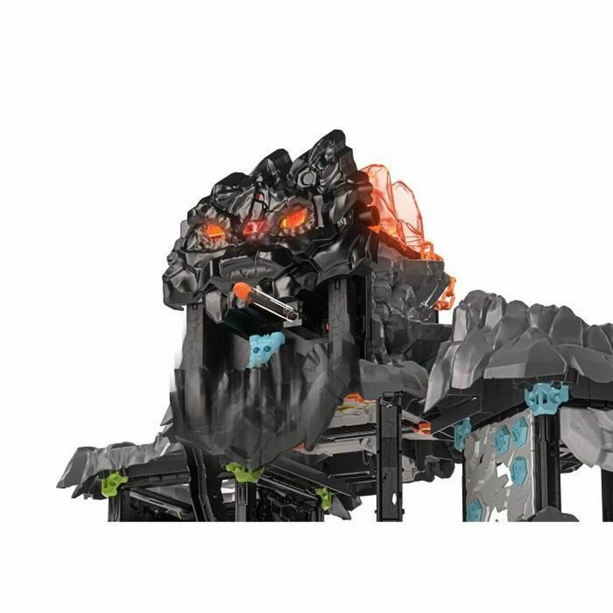 Ein dunkler, felsiger Monsterkopf mit leuchtend orangefarbenen Augen und Mund ragt über einer mechanischen Struktur auf, wie bei einer thematisierten Attraktion oder einem Spielset.