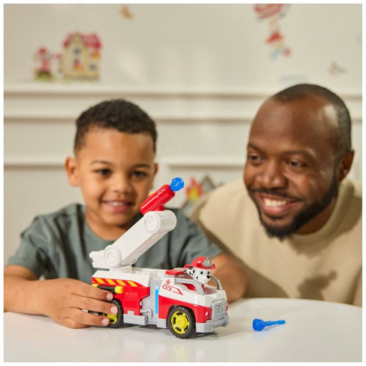 Paw Patrol Fire Rescue - Marshalls Feuerwehr-Fahrzeug (Mit Kippbarer Leiter, Geschoss-Abwurf Und Marshall Hundefigur)