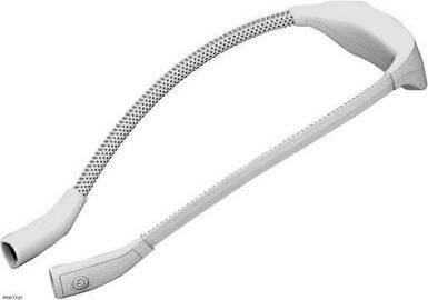 Weiße flexible tragbare Halsbandvorrichtung mit perforiertem Riemen und ohrstöpselartigen Enden, gezeigt auf einfachem Hintergrund.