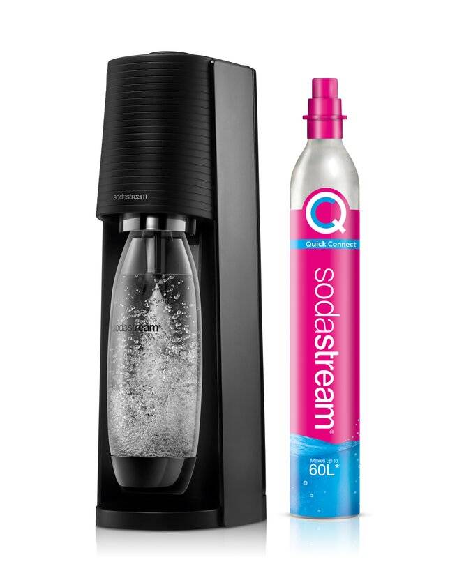 Schwarzer SodaStream-Wassersprudler neben einer rosa 