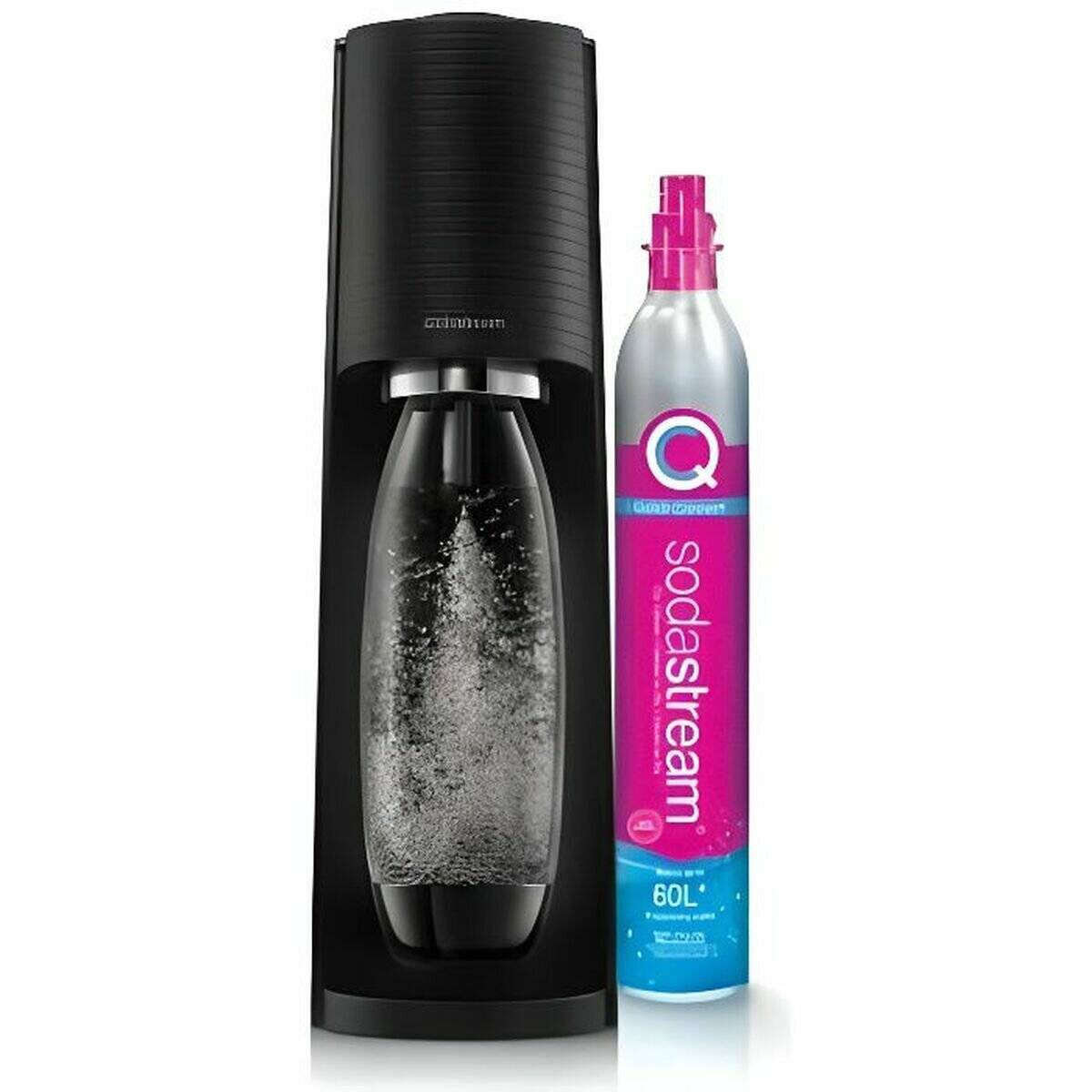 Schwarzer SodaStream-Sprudler mit transparenter Carbonatisierungsflasche neben einem rosa und silbernen CO2-Zylinder mit der Aufschrift "sodastream"" und ""60L"".